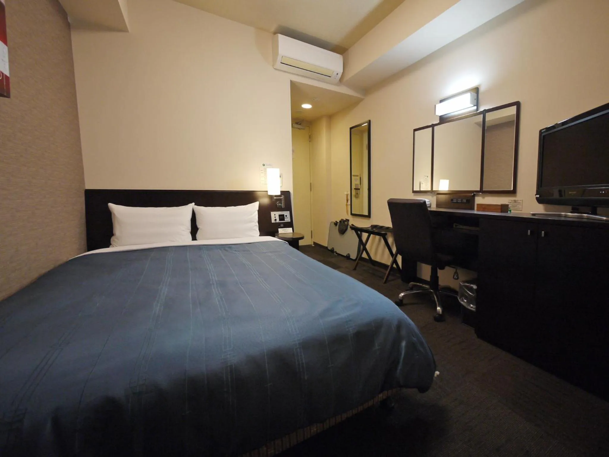 Photo of the whole room, Bed in Hotel Route-Inn Hisai Inter