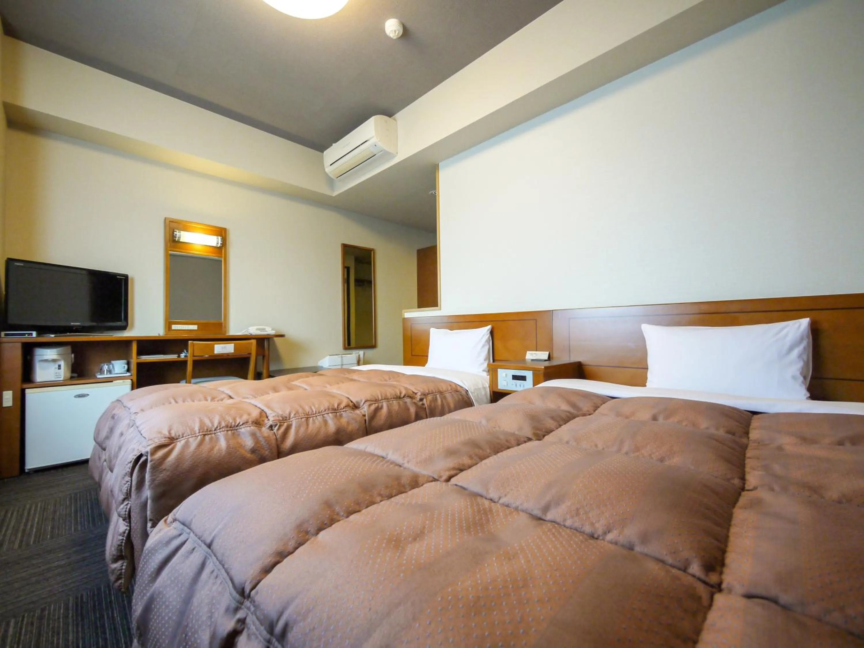 Bed in Hotel Route-Inn Matsusaka Ekihigashi