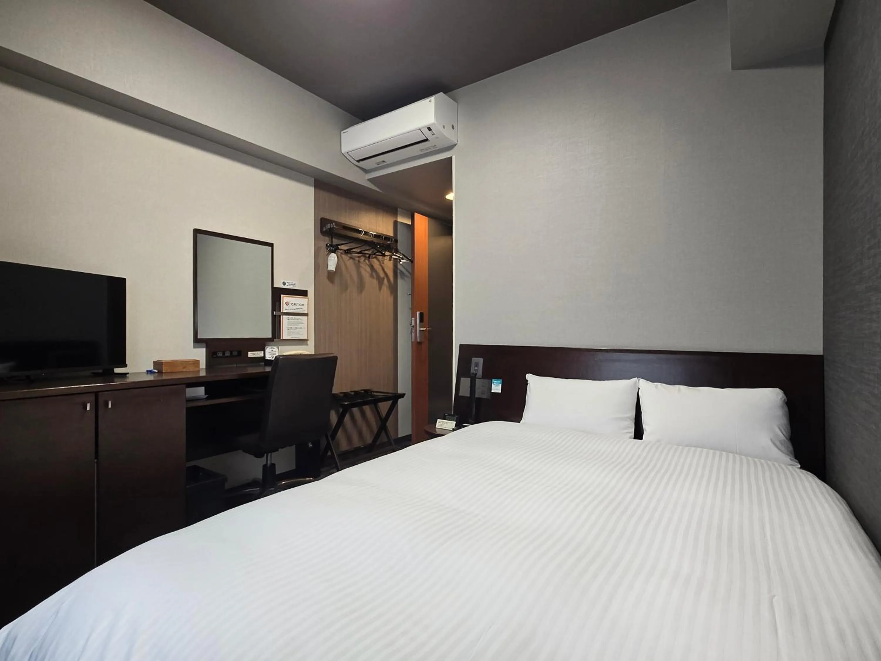 Photo of the whole room, Bed in Hotel Route-Inn Shimodate