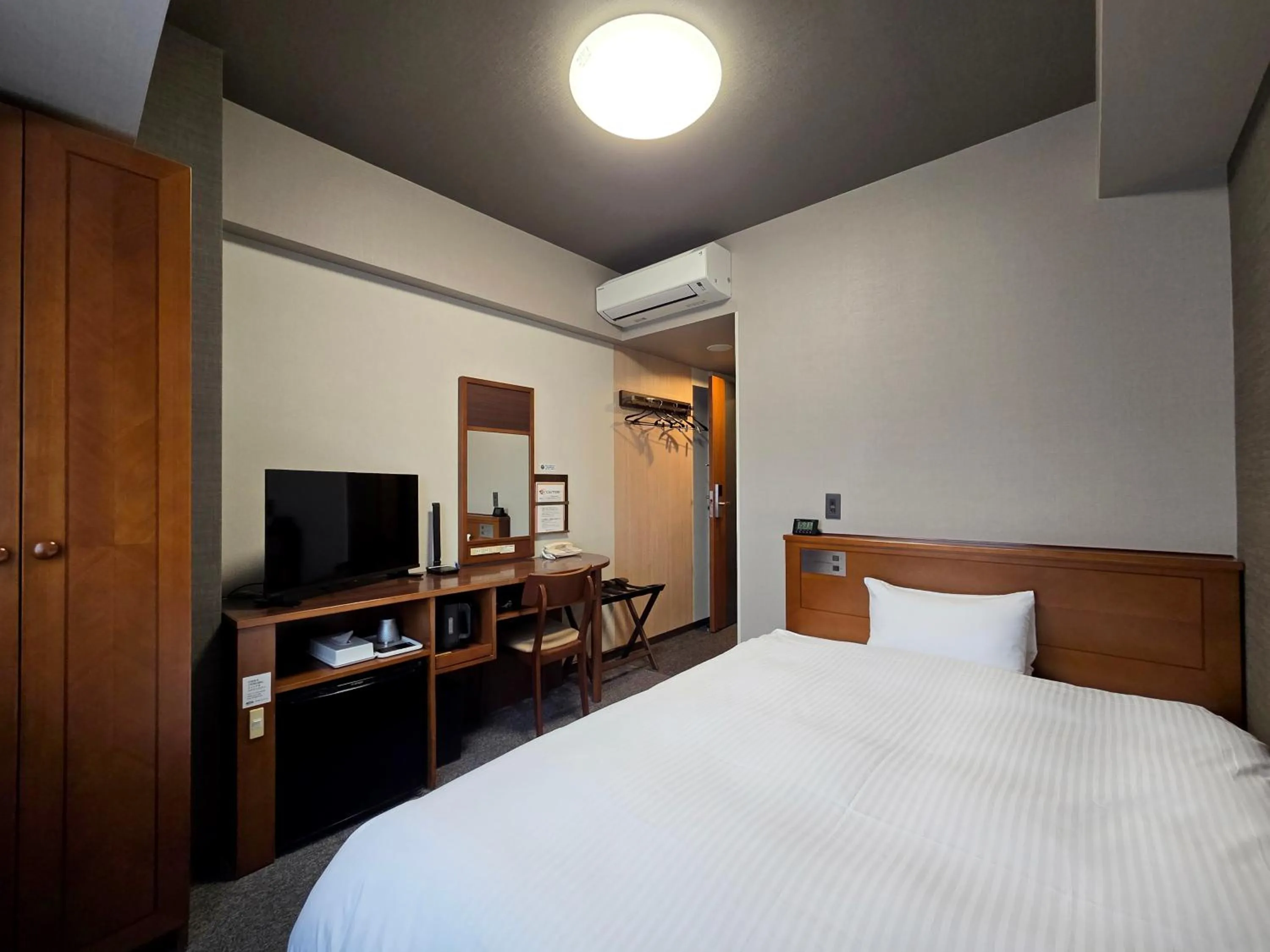 Photo of the whole room, Bed in Hotel Route-Inn Shimodate