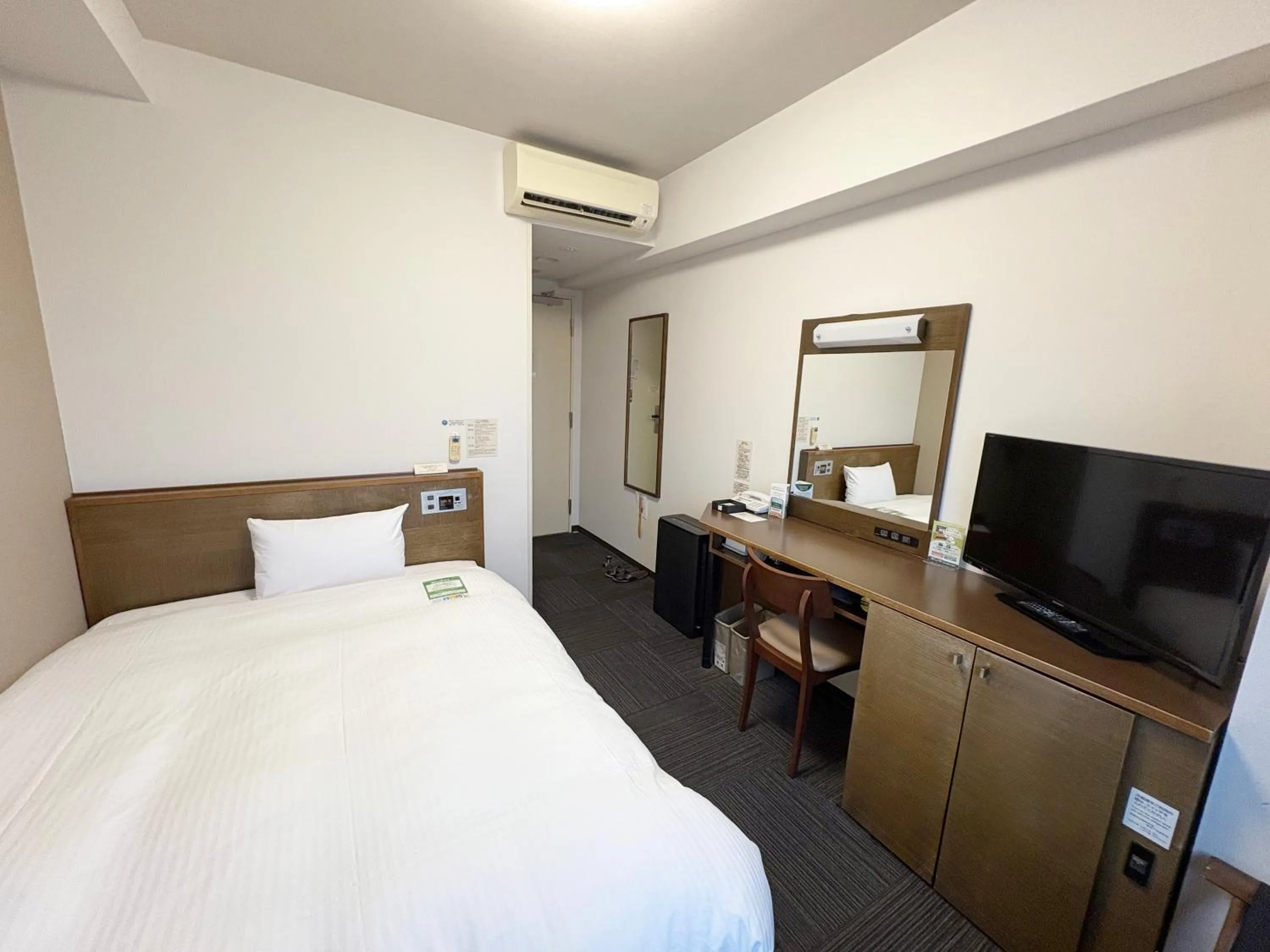 Photo of the whole room, Bed in Hotel Route-Inn Tsuruoka Ekimae