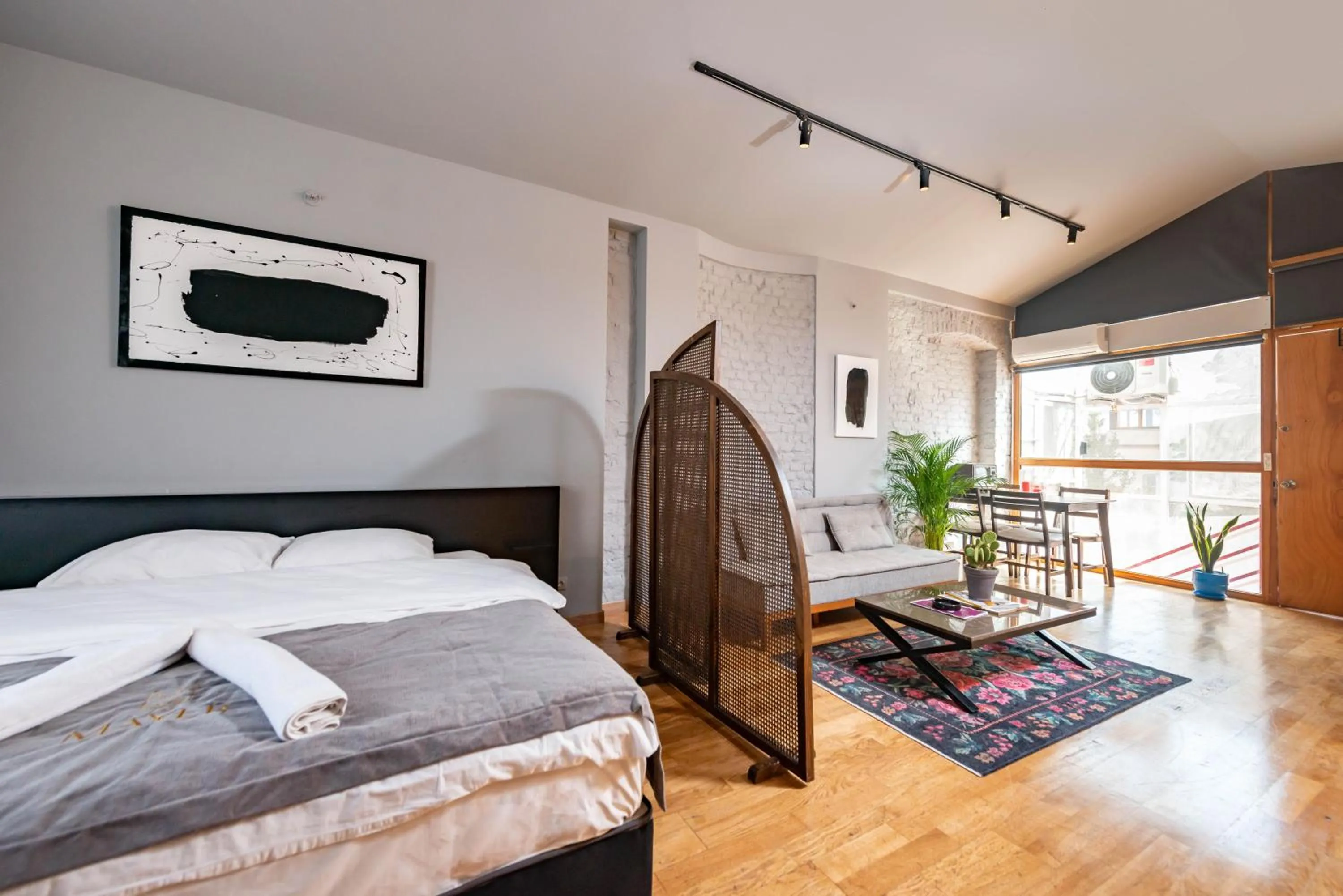 Photo of the whole room, Bed in Mayer Loft Suites