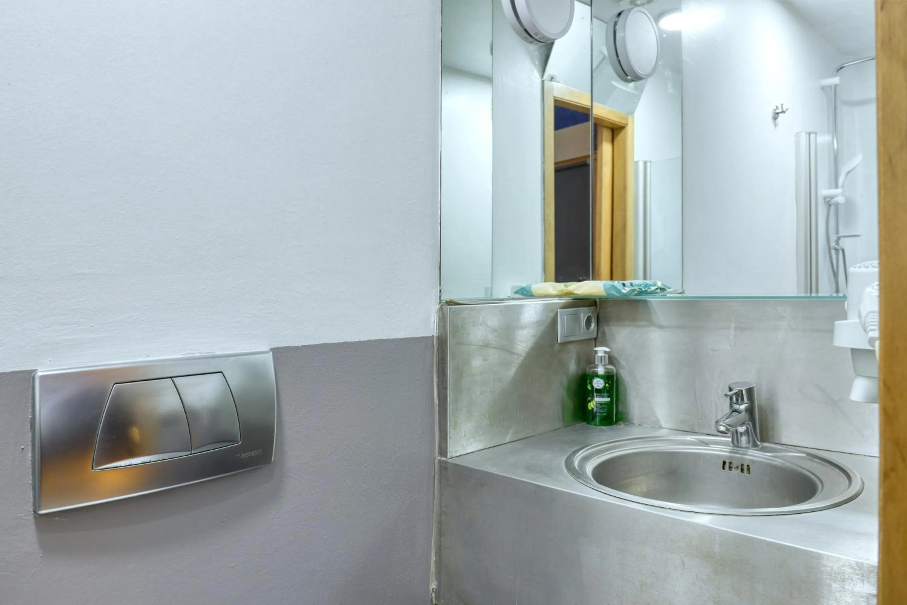 Bathroom in Mayer Loft Suites