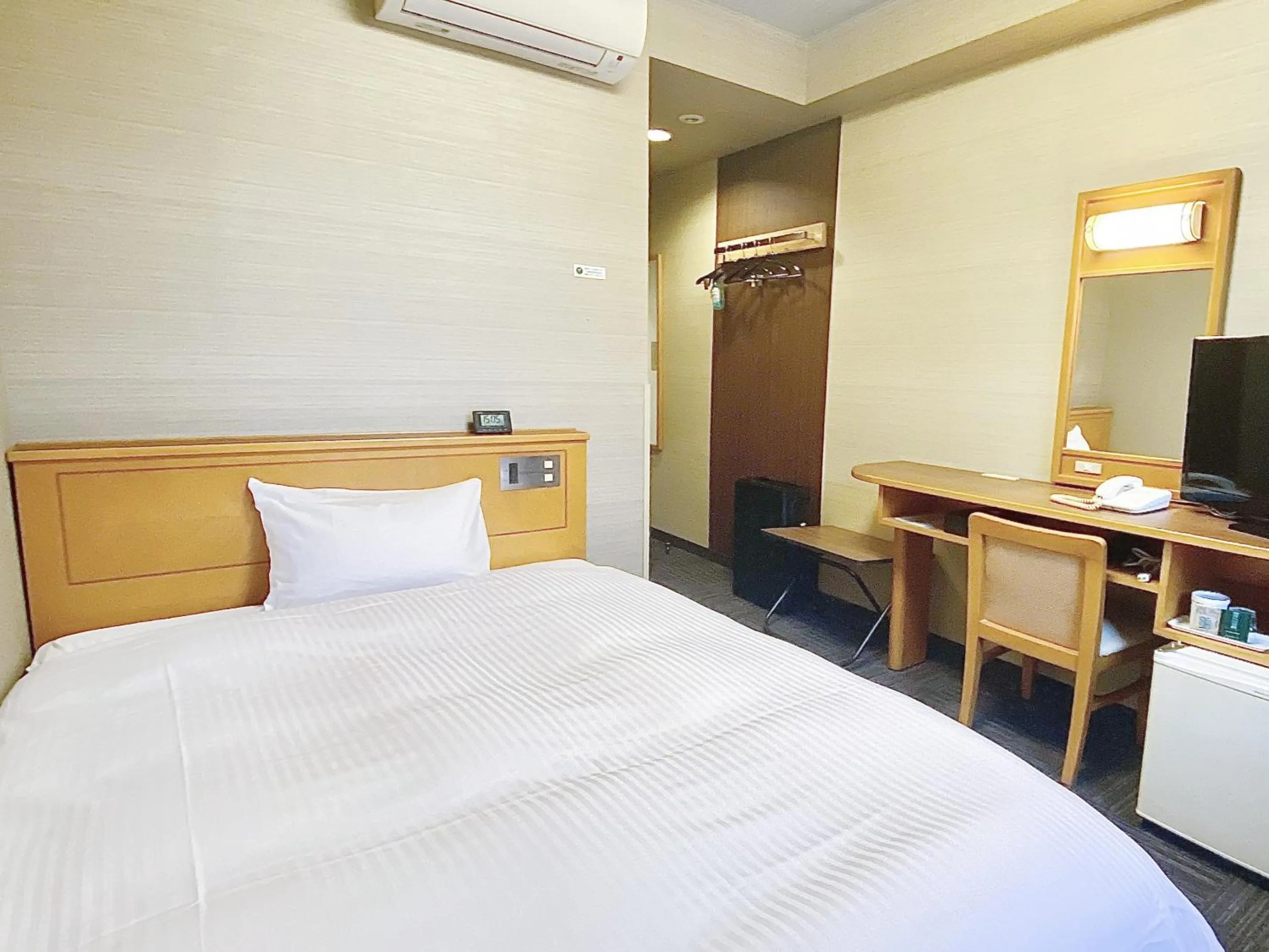 Photo of the whole room, Bed in Hotel Route-Inn Shimada Yoshida Inter