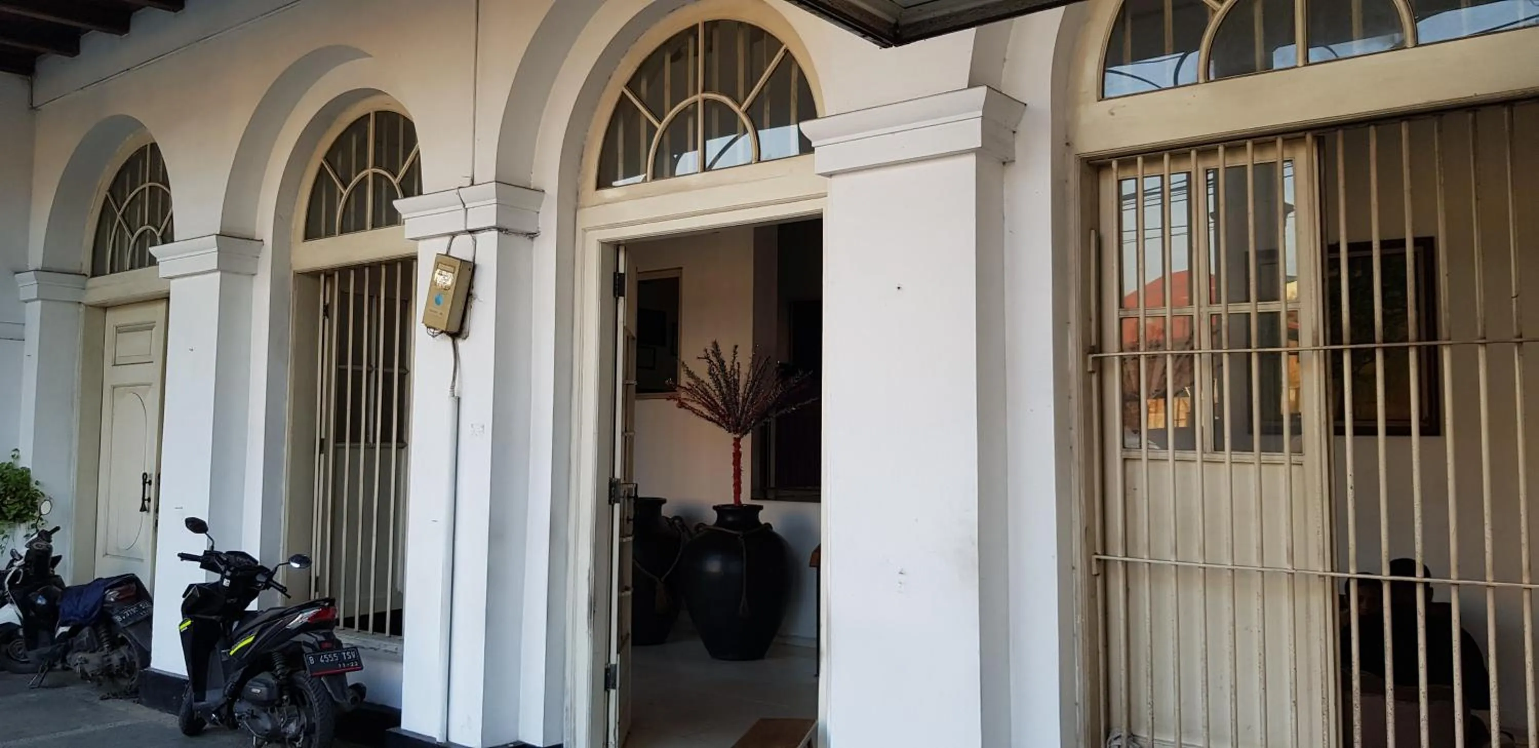 Property building in Hotel Dequr Jakarta Kota