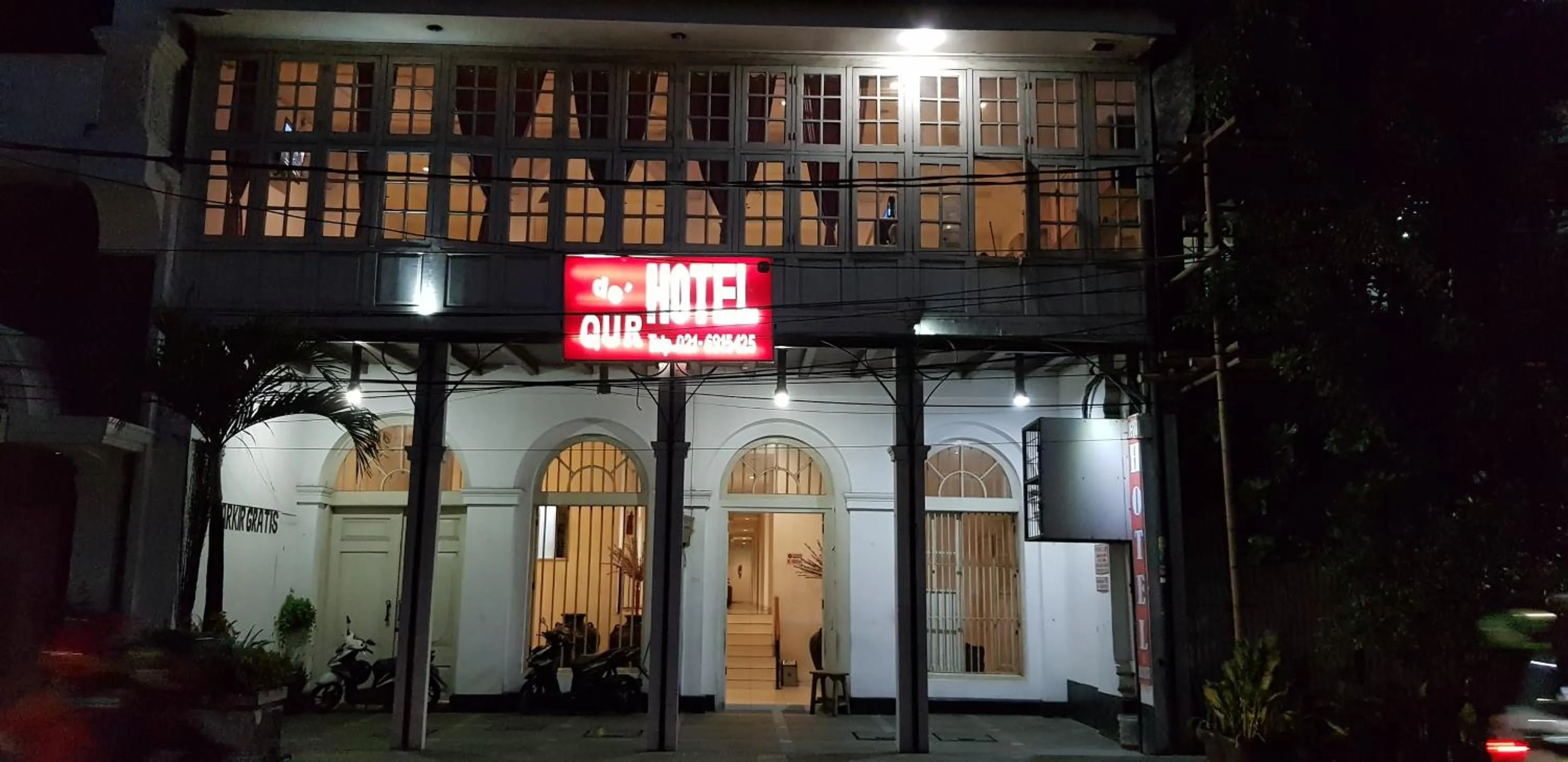 Facade/entrance in Hotel Dequr Jakarta Kota