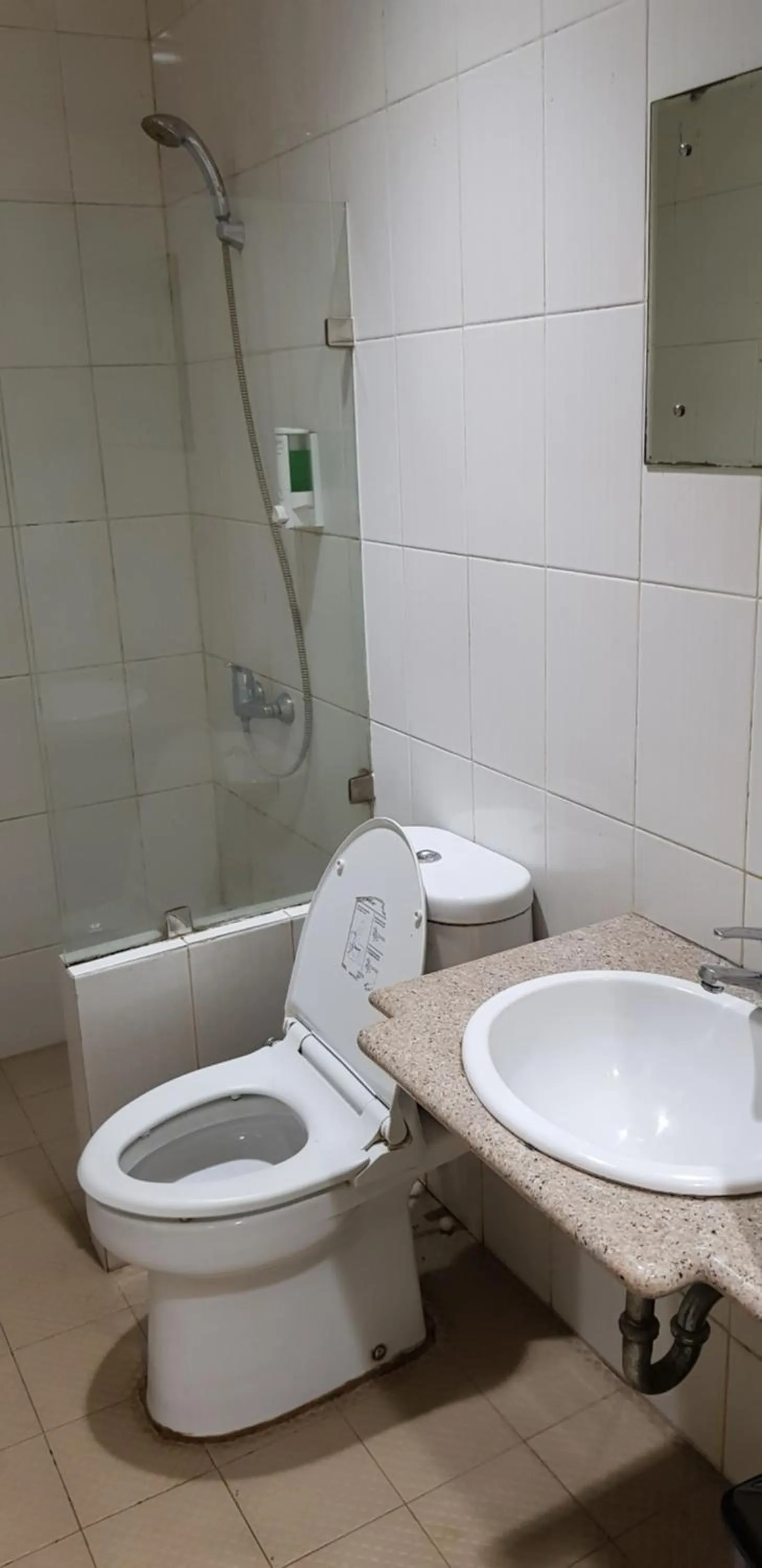 Shower in Hotel Dequr Jakarta Kota