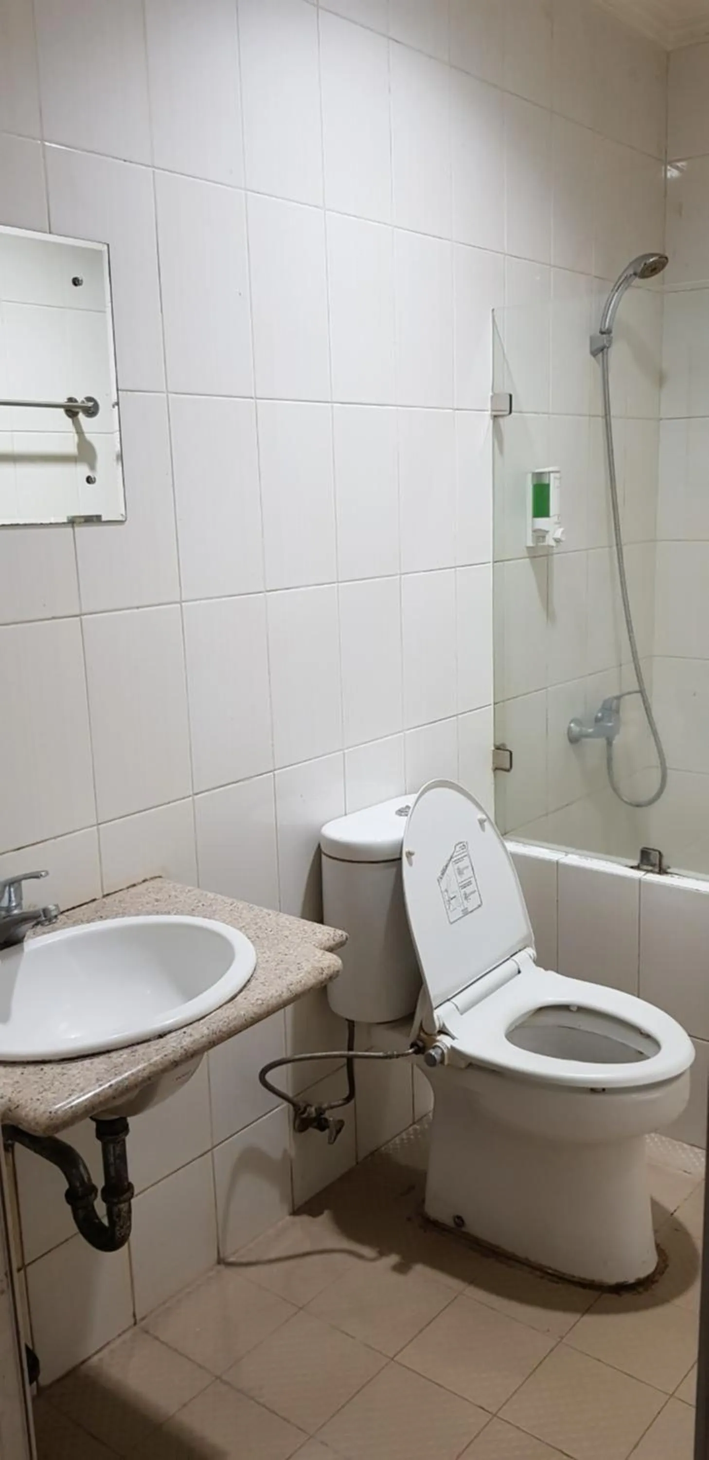 Shower in Hotel Dequr Jakarta Kota