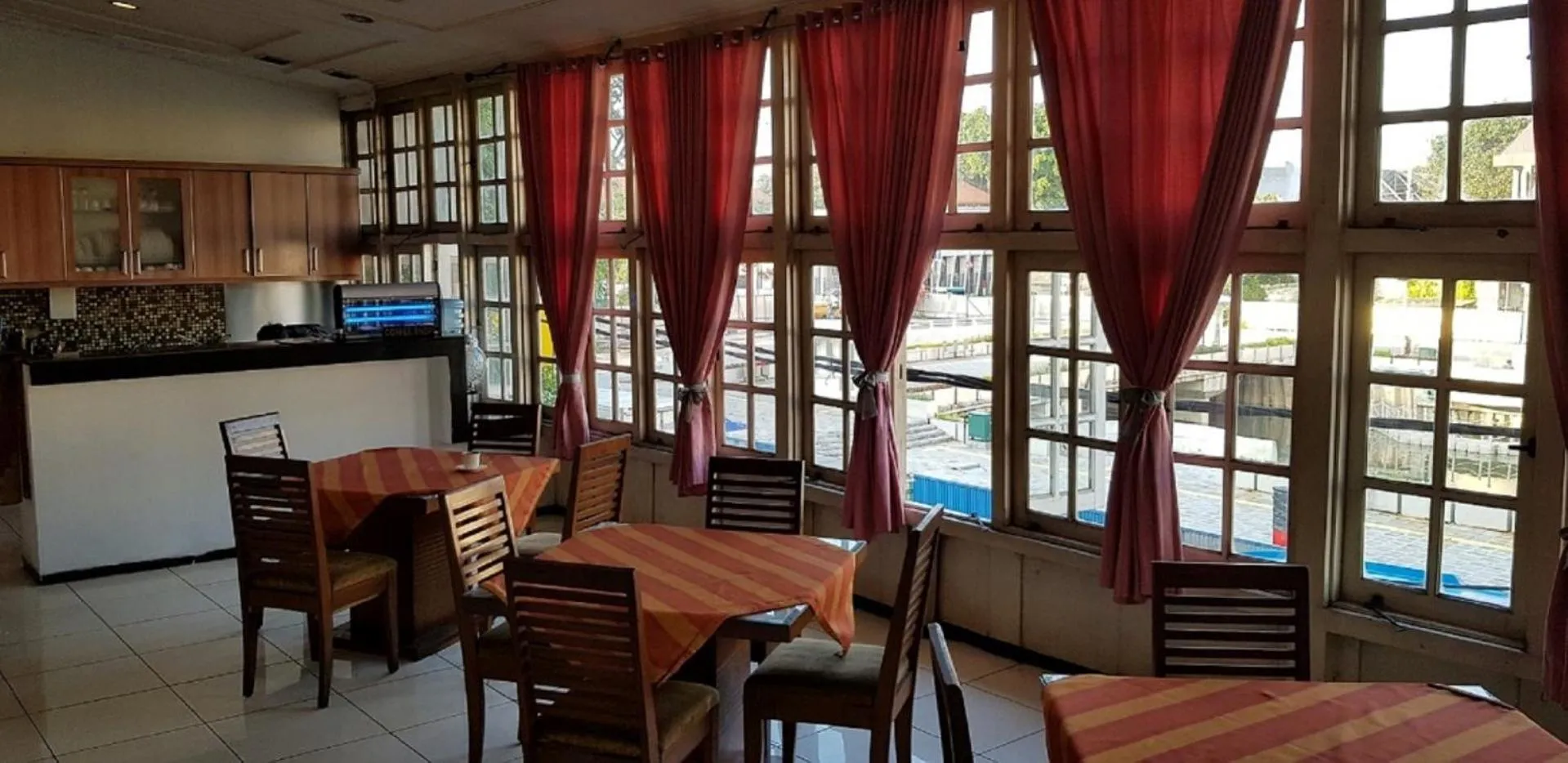 Restaurant/places to eat in Hotel Dequr Jakarta Kota