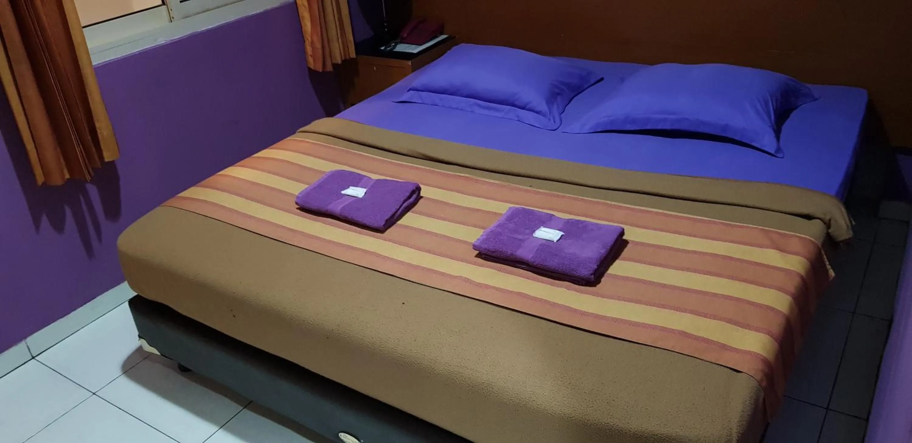 Photo of the whole room, Bed in Hotel Dequr Jakarta Kota