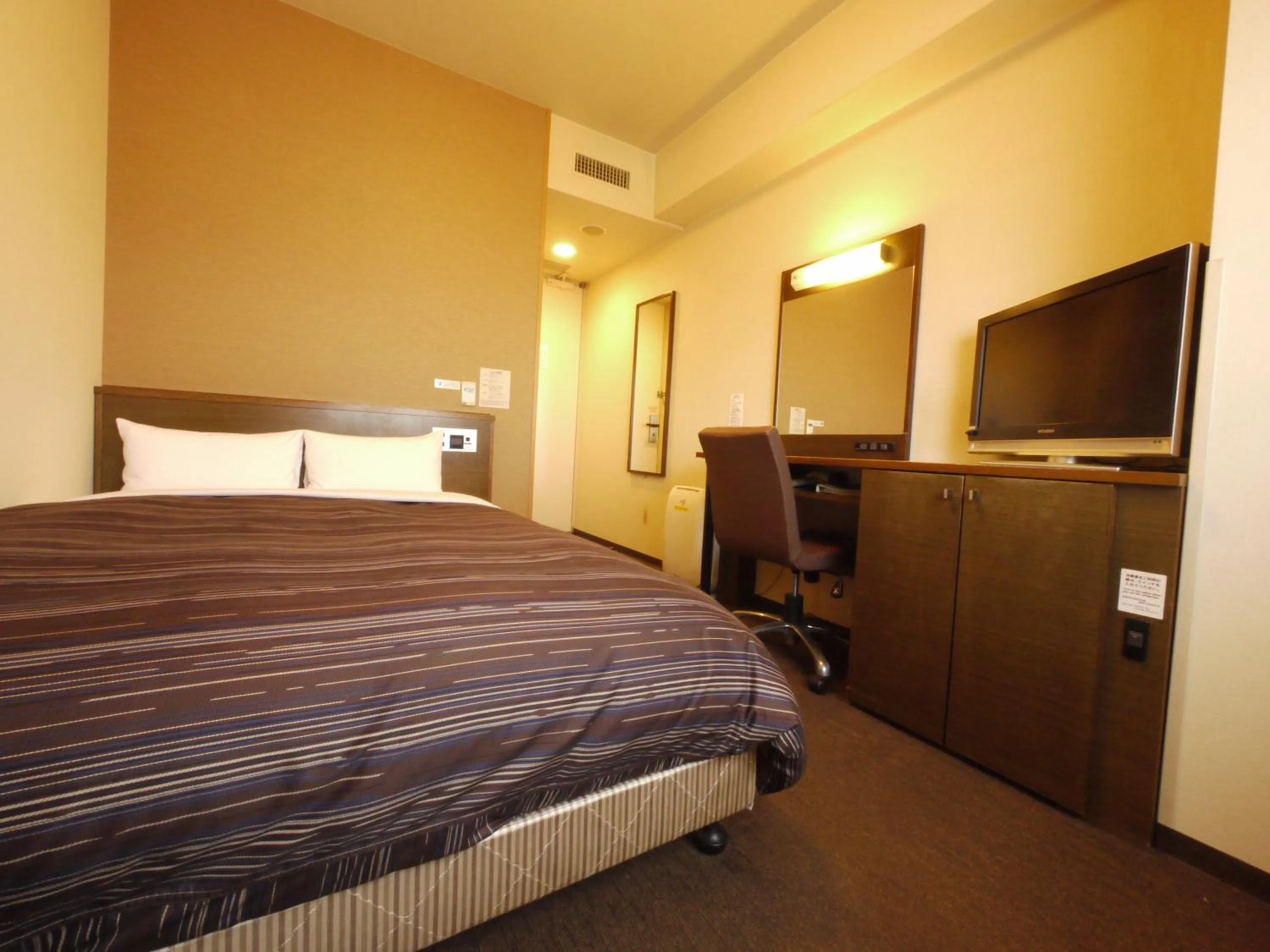 Photo of the whole room, Bed in Hotel Route-Inn Higashimuroran Ekimae