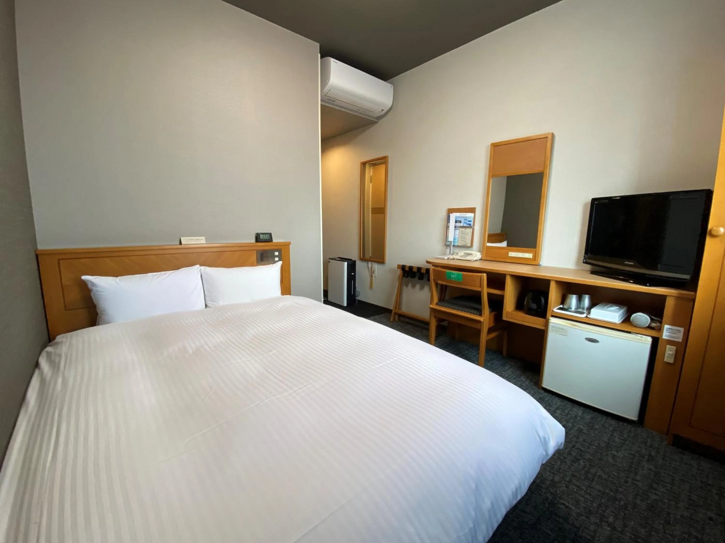 Photo of the whole room, Bed in Hotel Route-Inn Nakatsu Ekimae