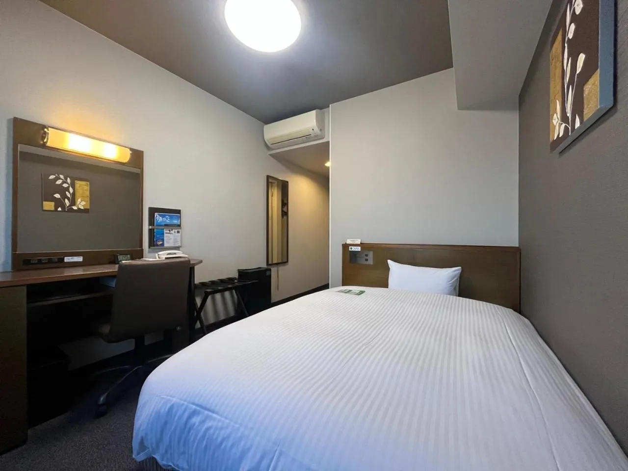 Photo of the whole room, Bed in Hotel Route-Inn Niigata Nishi Inter