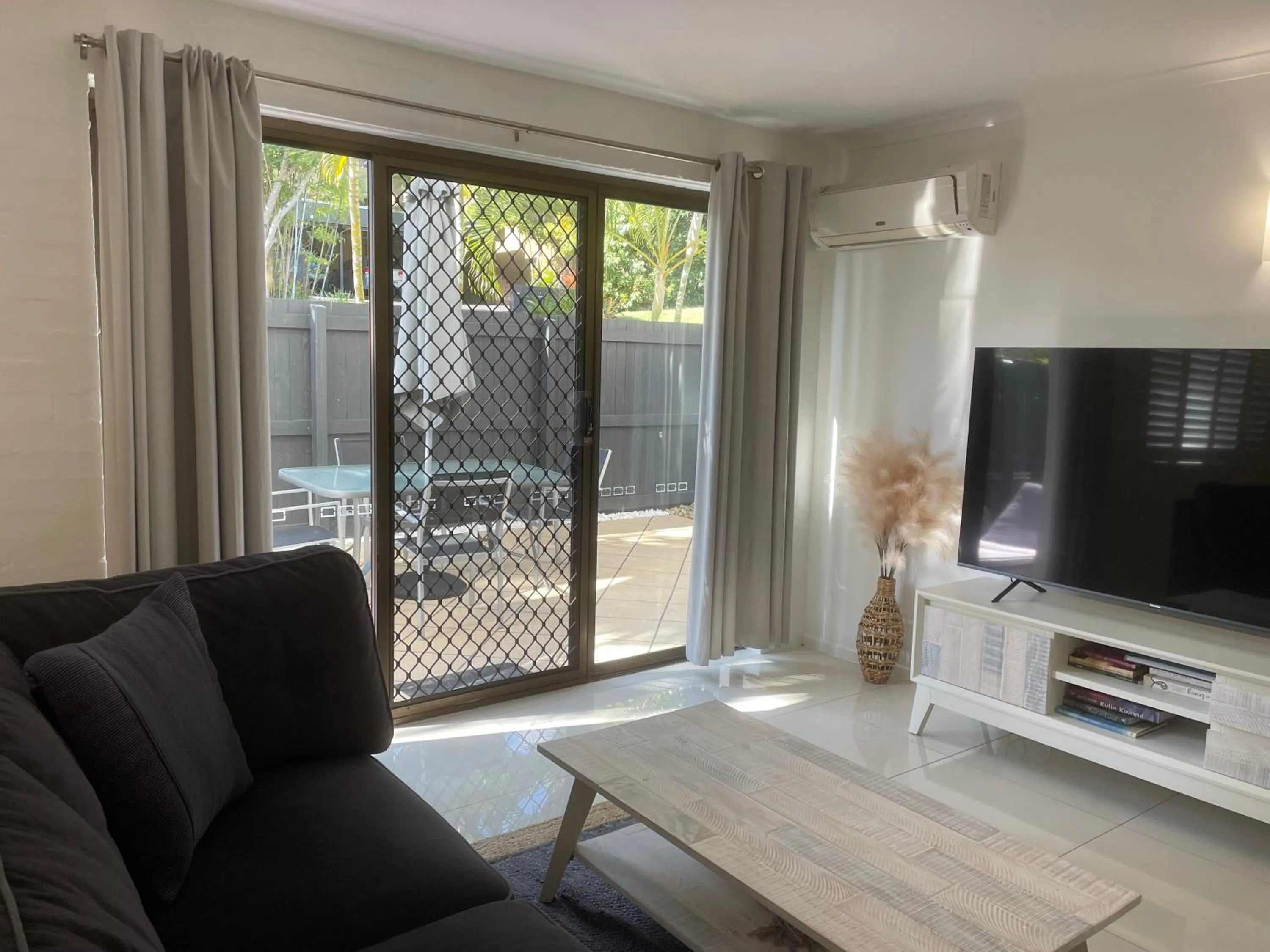 Seating area in Myuna Holiday Apartments