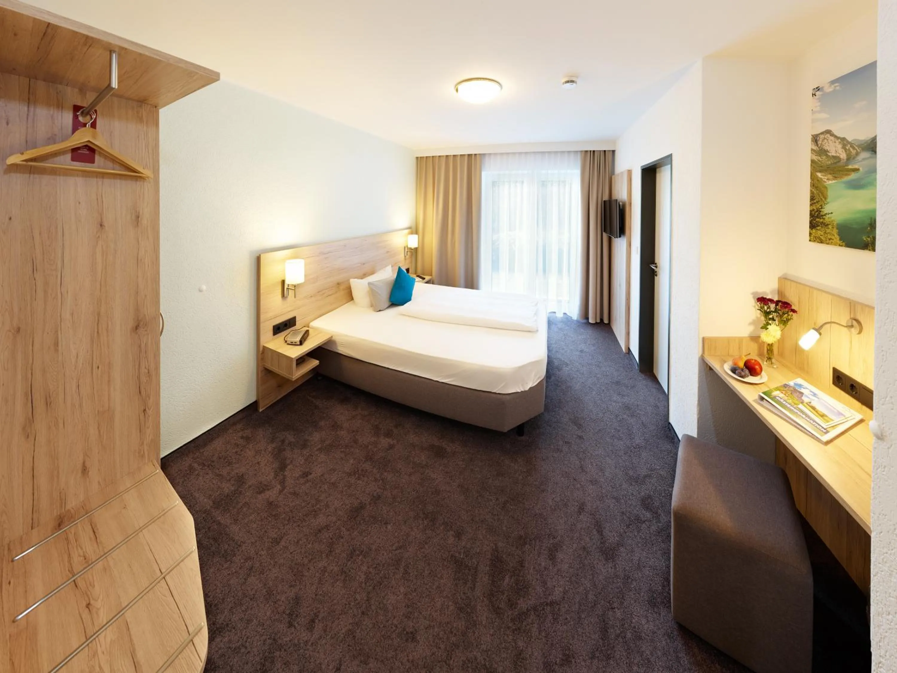 Photo of the whole room, Bed in Hotel Hanauerlehen - ruhige & zentrale Top-Lage - mit Schwimmbad, Sauna, Parkplätze & Café - bayerischer Familienbetrieb