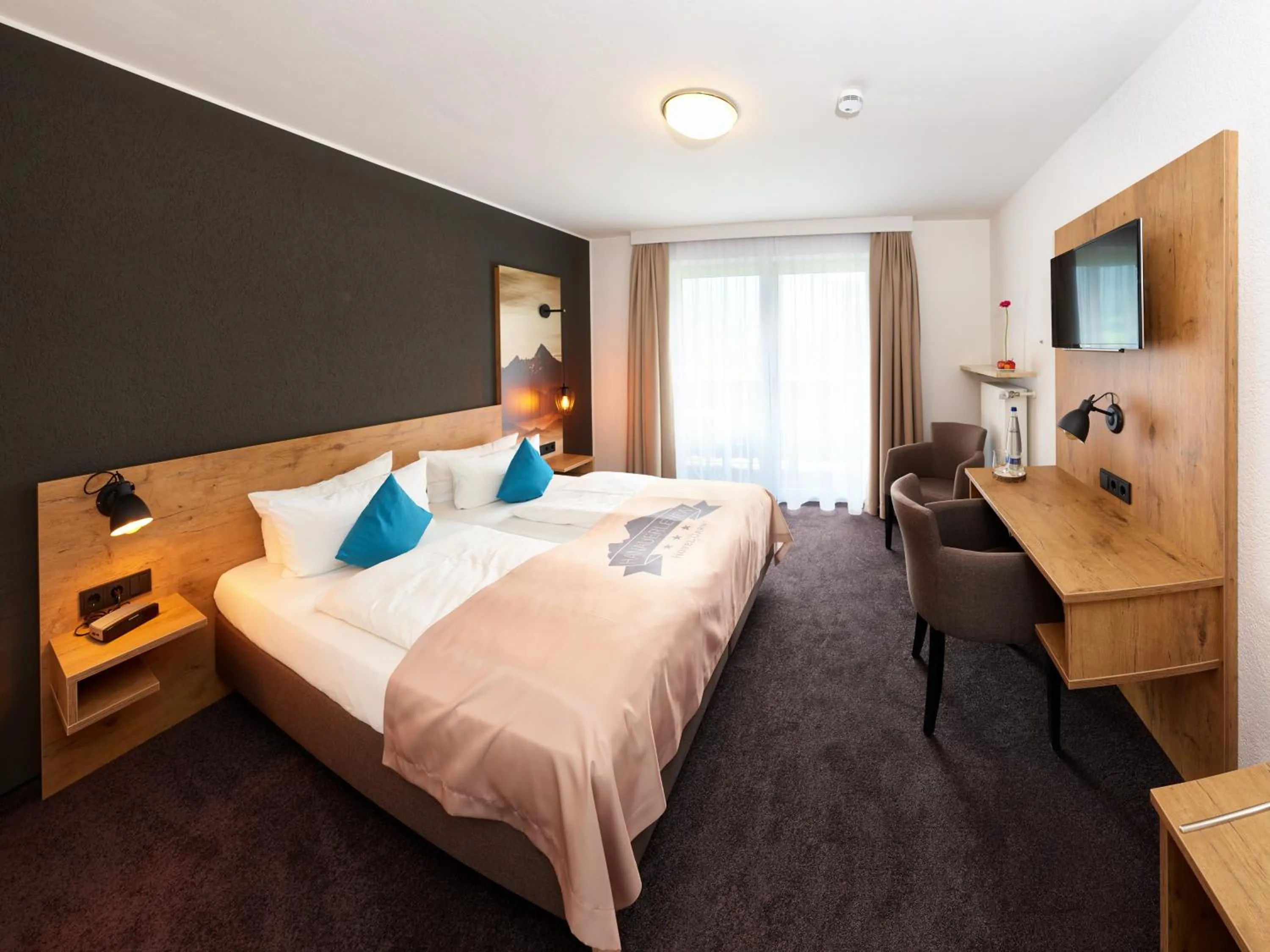 Photo of the whole room, Bed in Hotel Hanauerlehen - ruhige & zentrale Top-Lage - mit Schwimmbad, Sauna, Parkplätze & Café - bayerischer Familienbetrieb