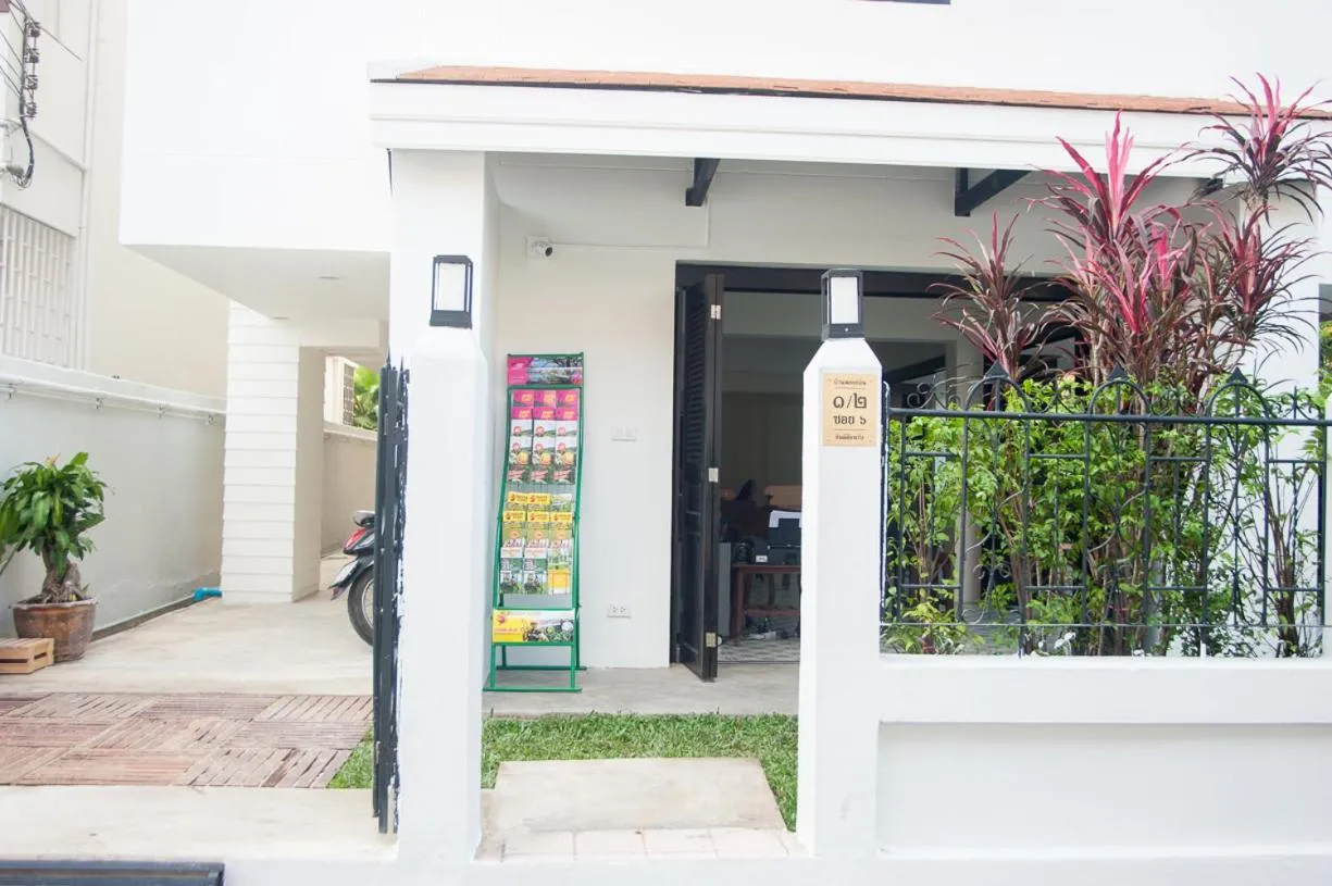 Facade/entrance in Baan Ploy In