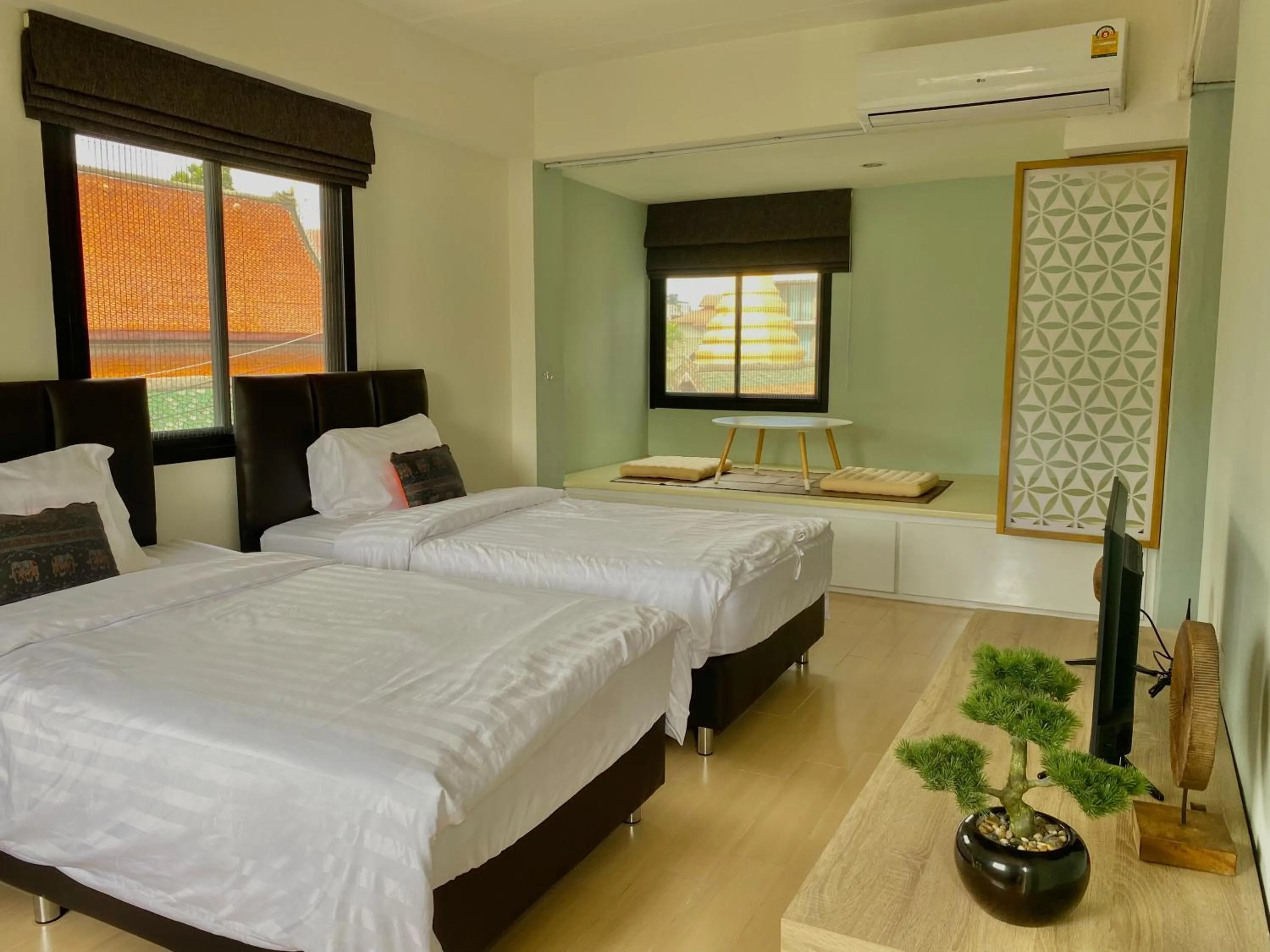 Photo of the whole room, Bed in Baan Ploy In