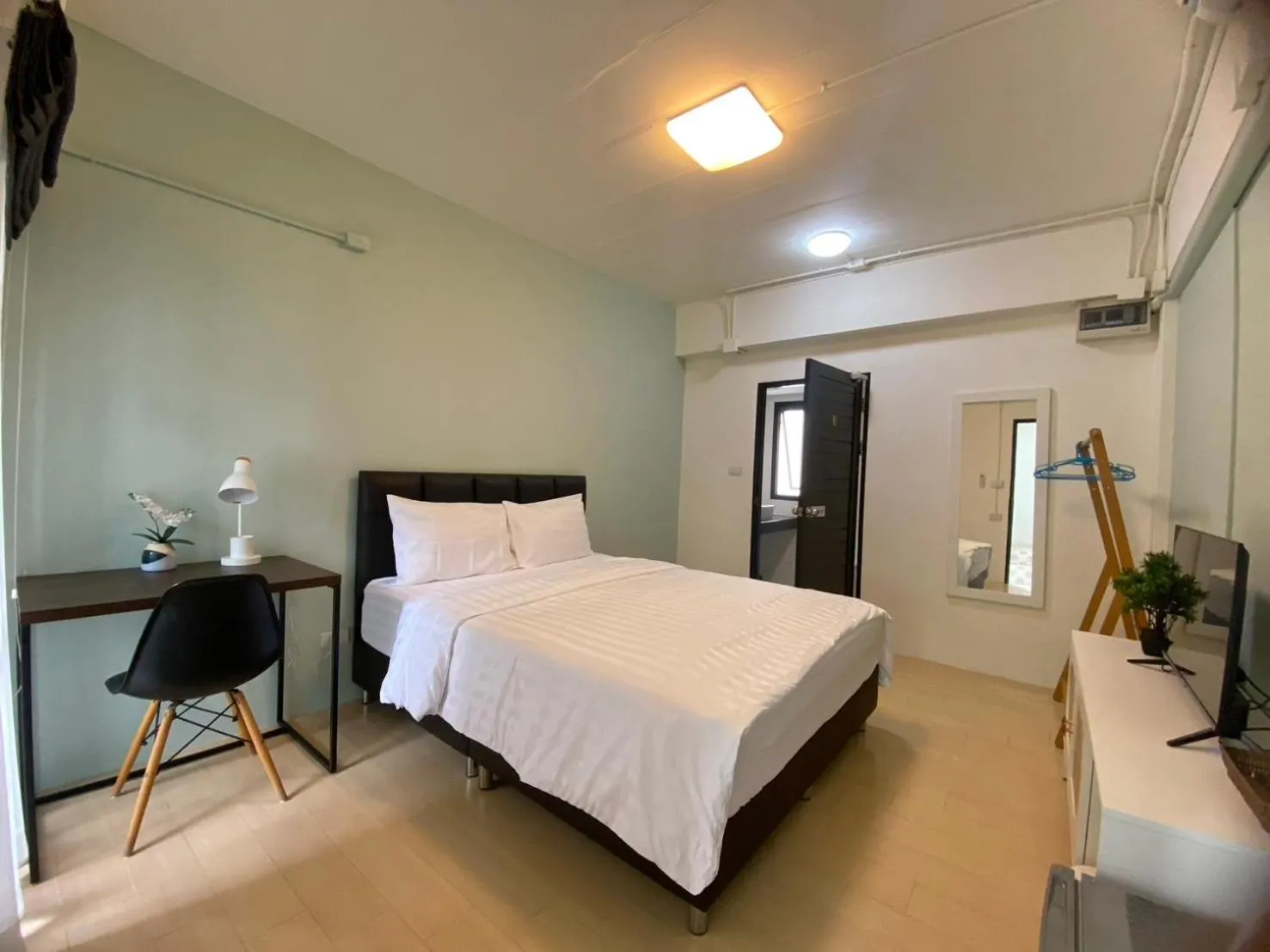 Photo of the whole room, Bed in Baan Ploy In