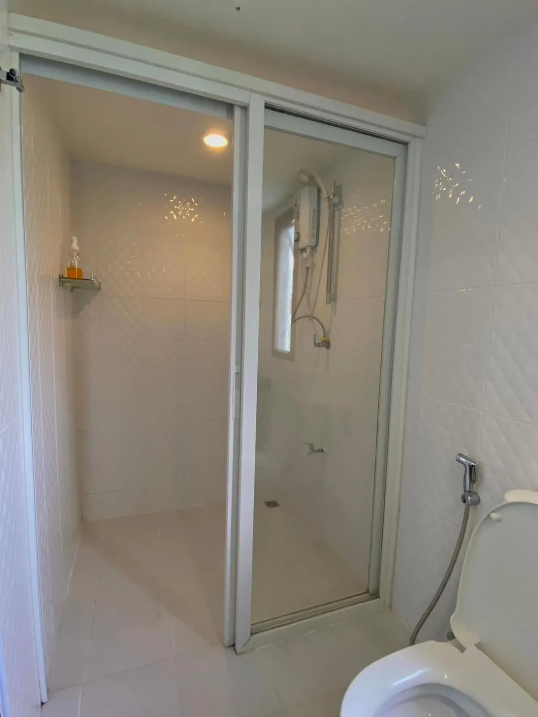 Shower in Baan Ploy In