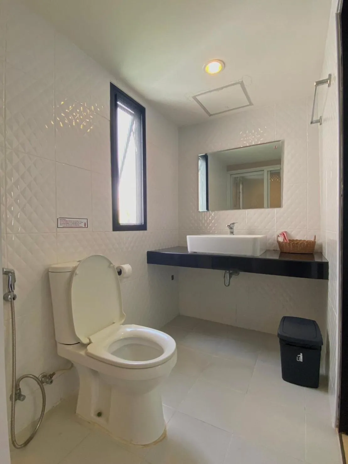 Toilet in Baan Ploy In