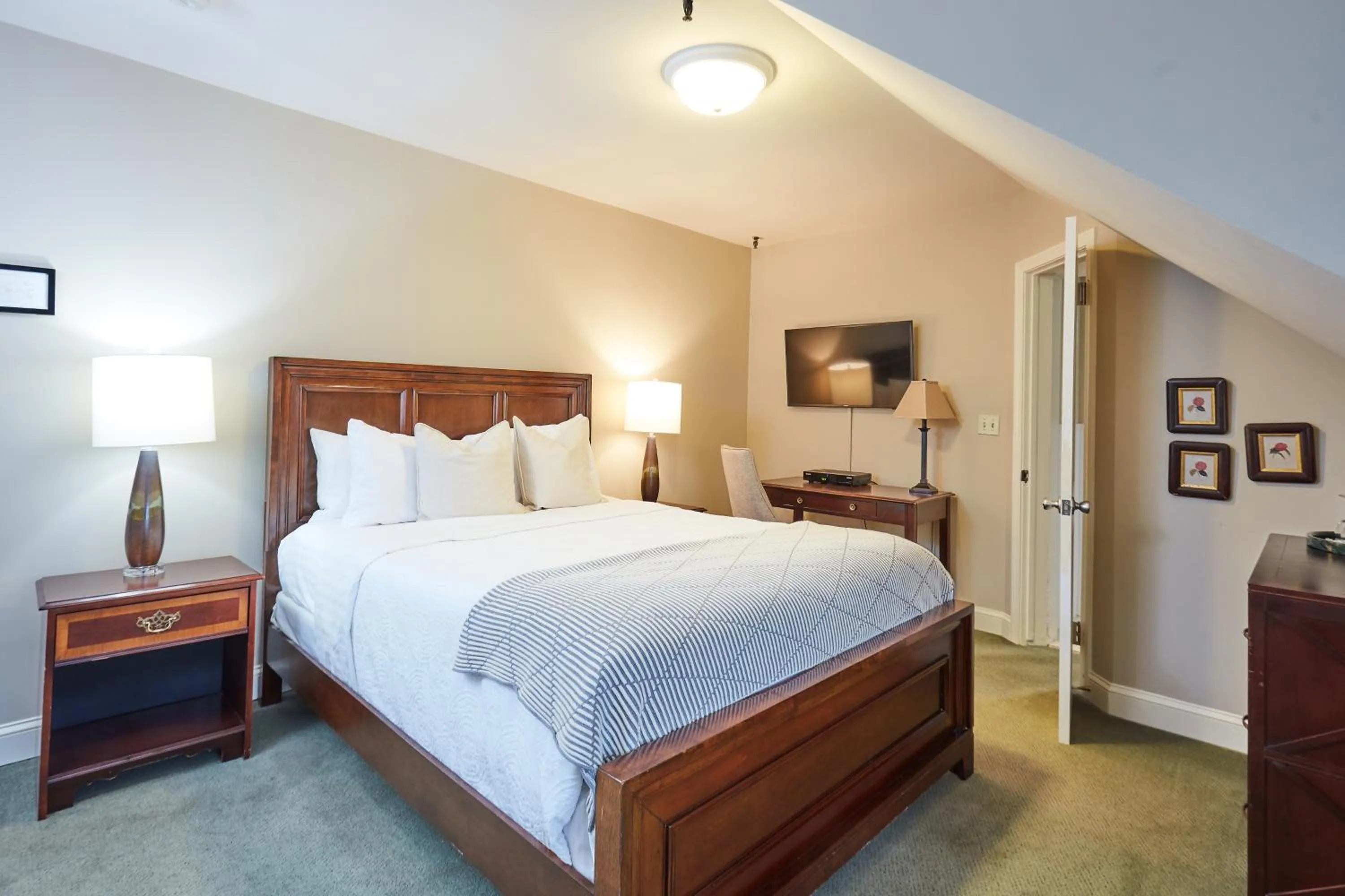 Bed in The Inn at Longshore