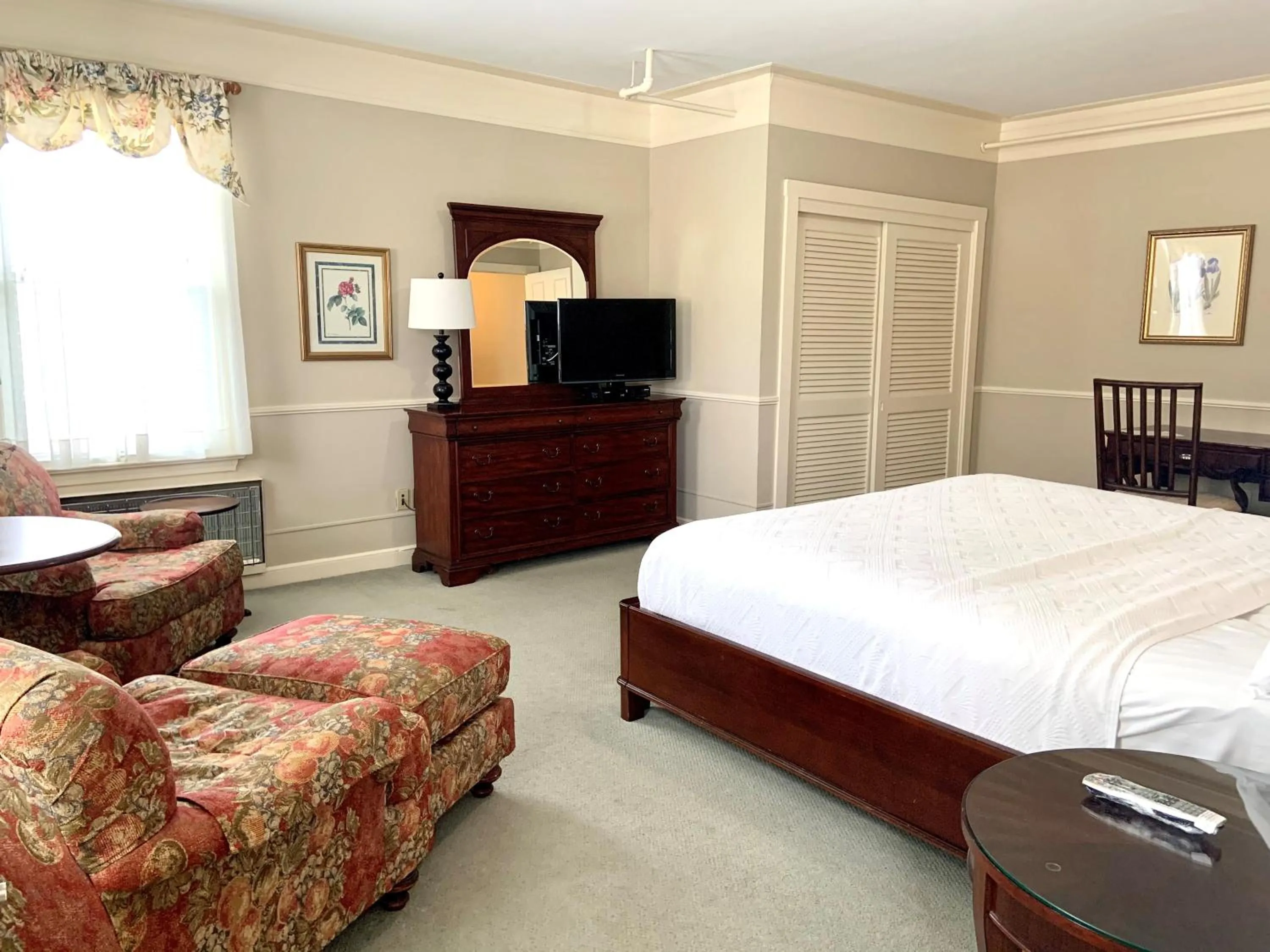 Bed in The Inn at Longshore