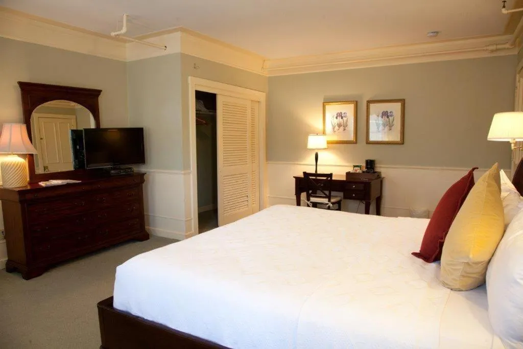 Bed in The Inn at Longshore