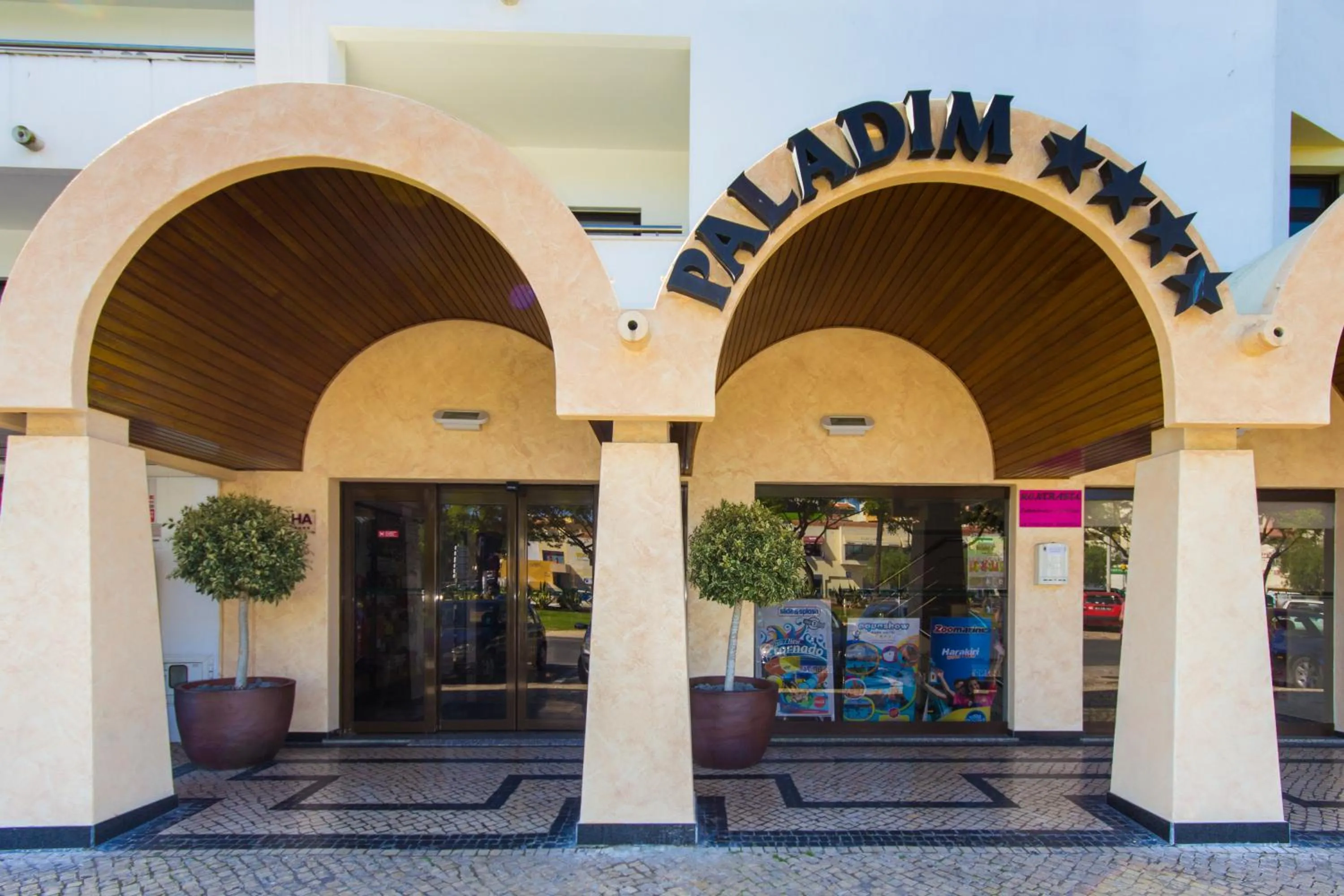 Facade/entrance in Aparthotel Paladim & Alagoamar