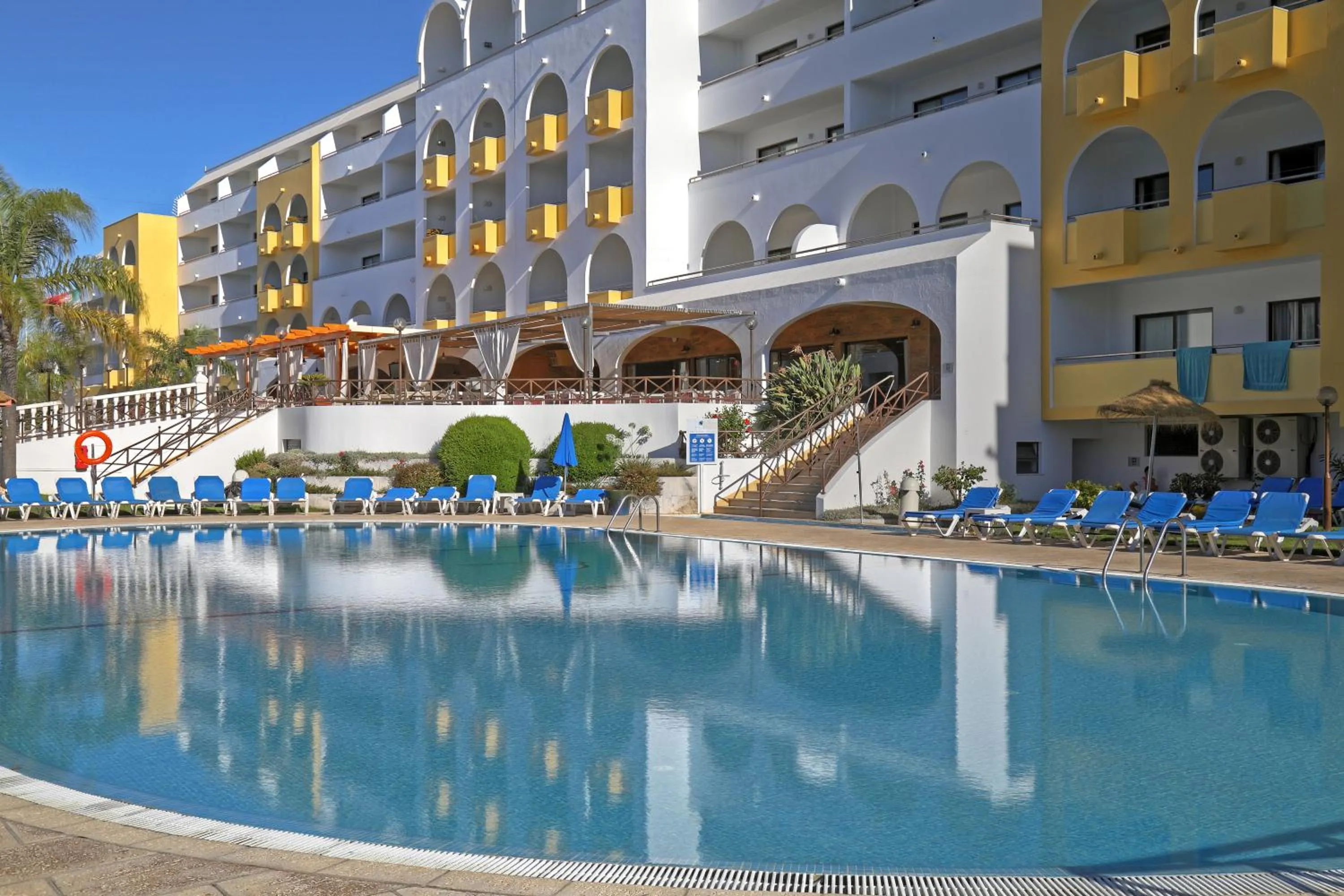Swimming pool in Aparthotel Paladim & Alagoamar