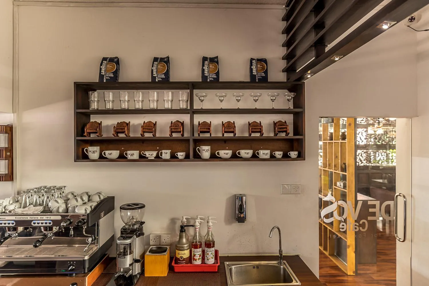 Restaurant/places to eat in Pearl Royal Hotel, Colombo