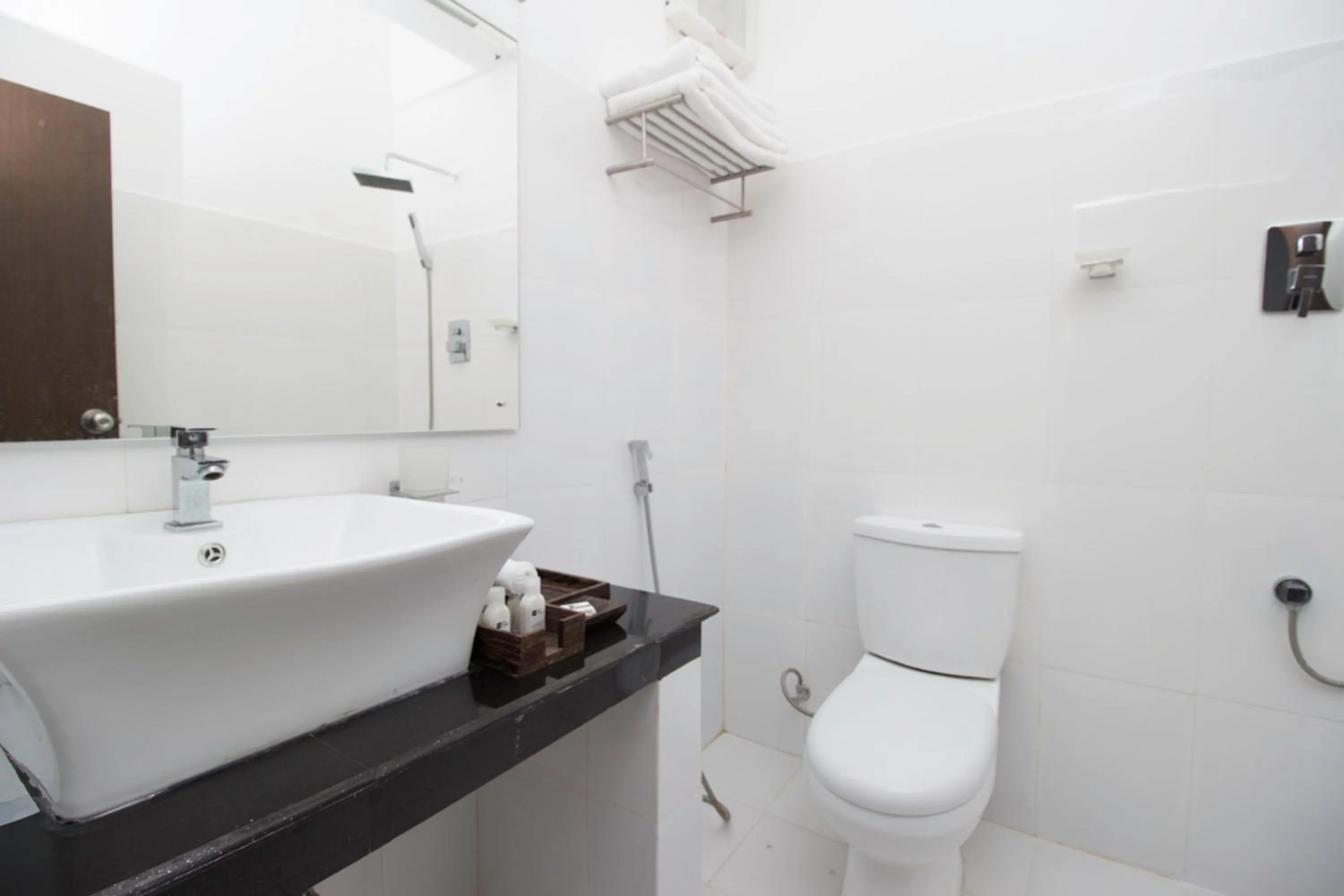 Toilet in Pearl Royal Hotel, Colombo