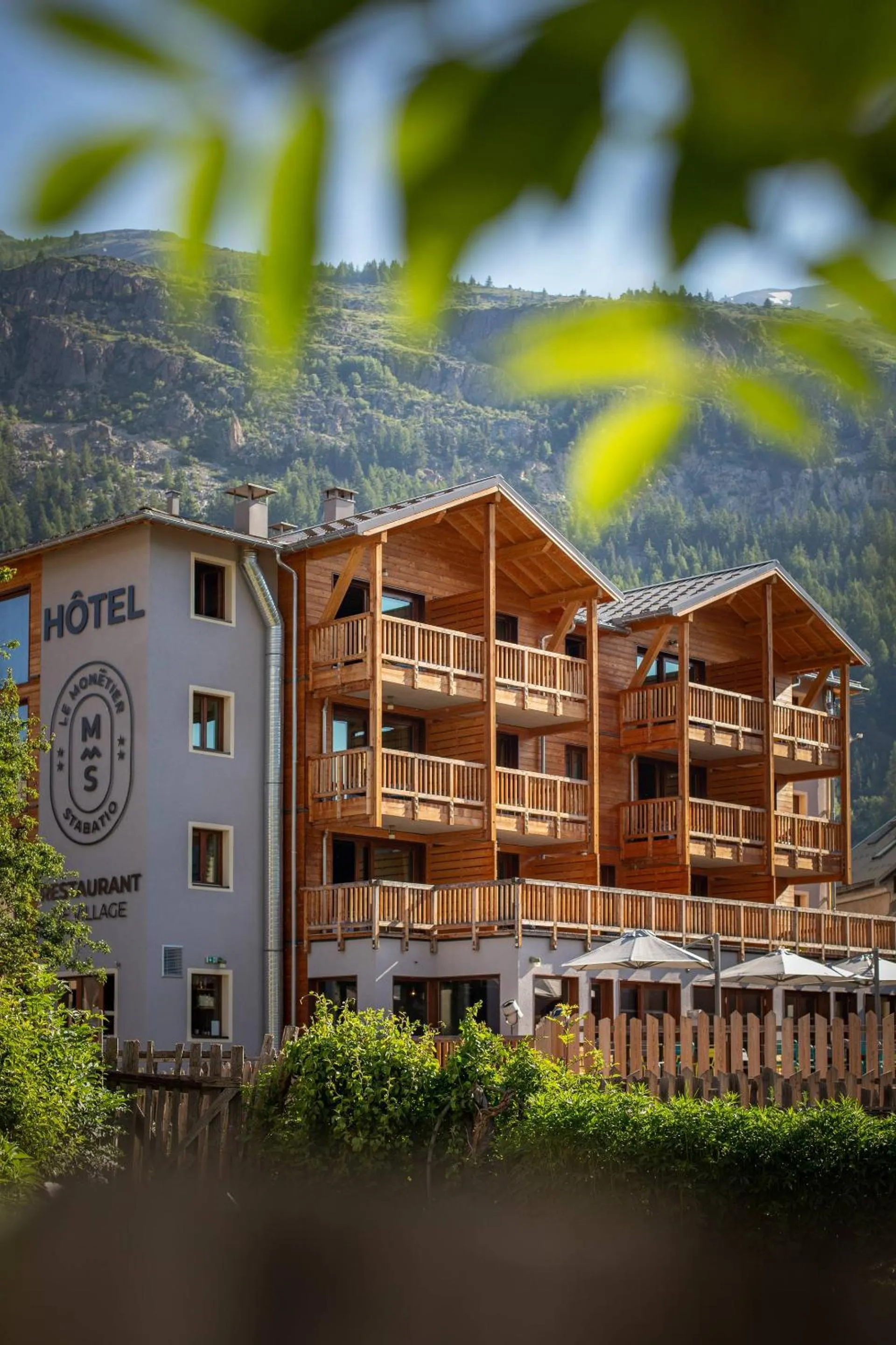 Property building in Hôtel Restaurant Le Monêtier