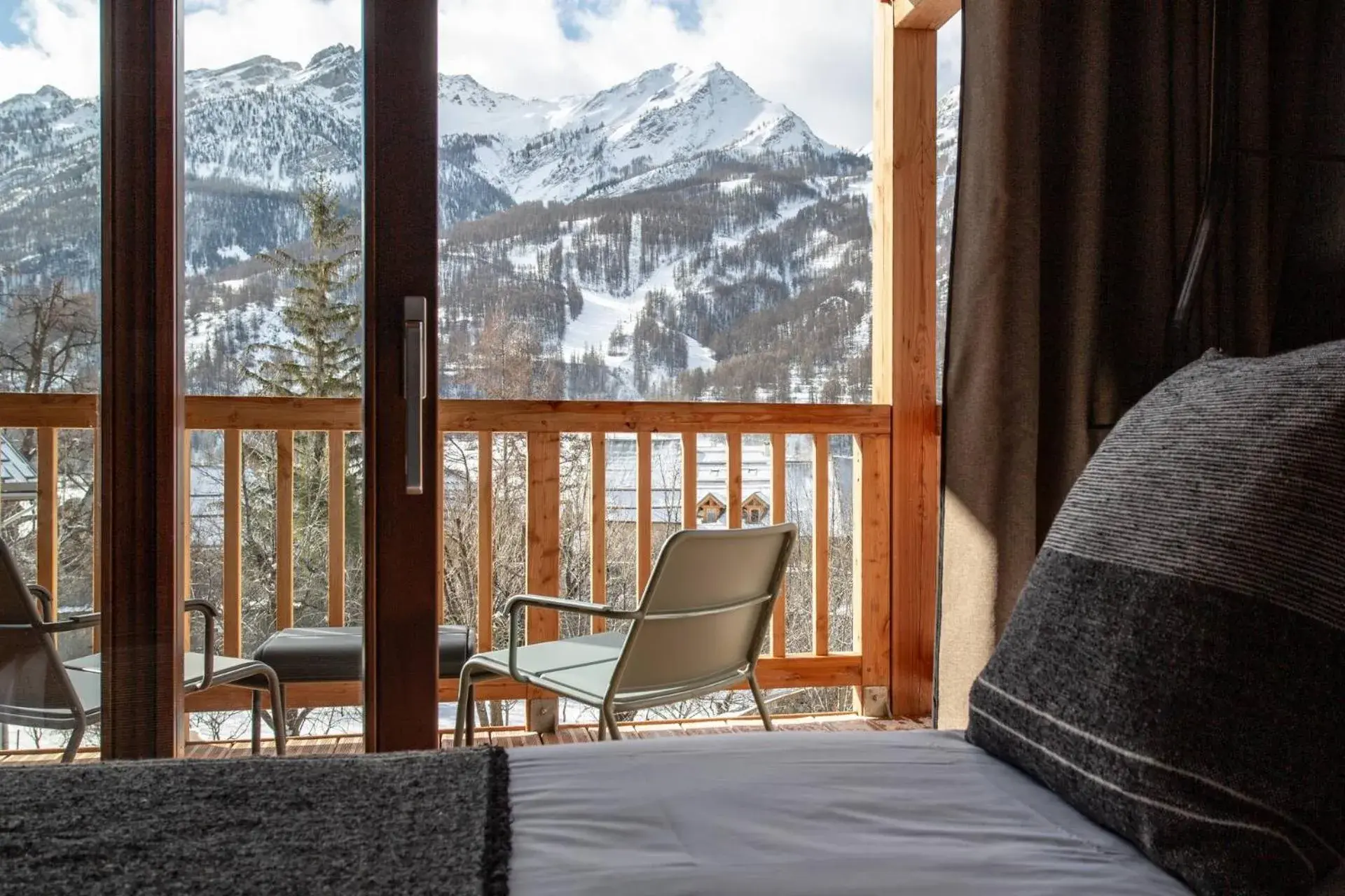 Deluxe Double Room with Balcony in Hôtel Restaurant Le Monêtier Deluxe Double Room with Balcony in Hôtel Restaurant Le Monêtier