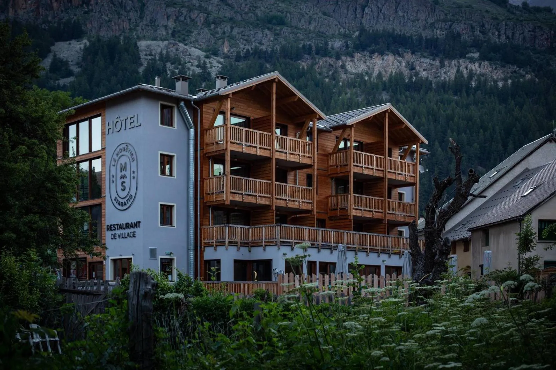 Property building in Hôtel Restaurant Le Monêtier