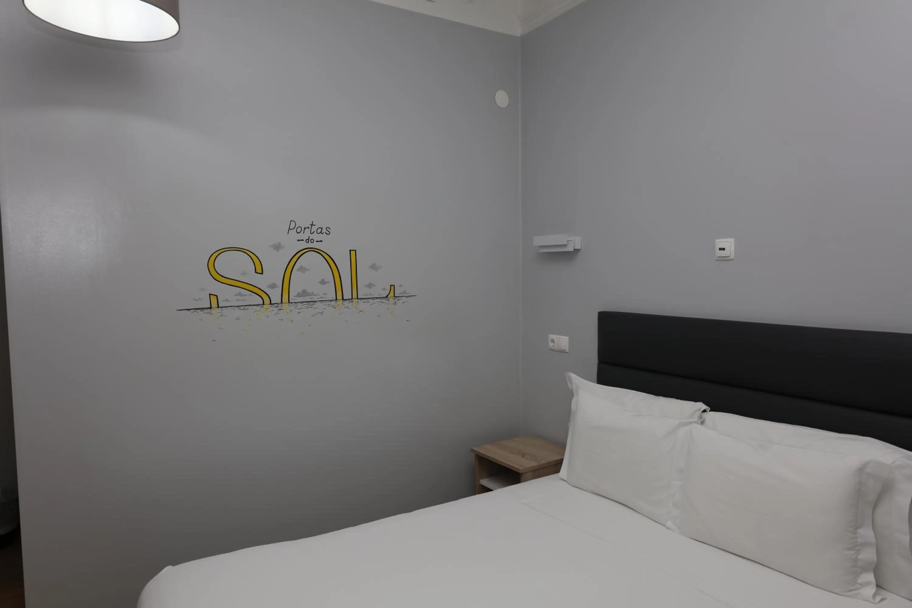 Decorative detail, Bed in O Elétrico Guesthouse