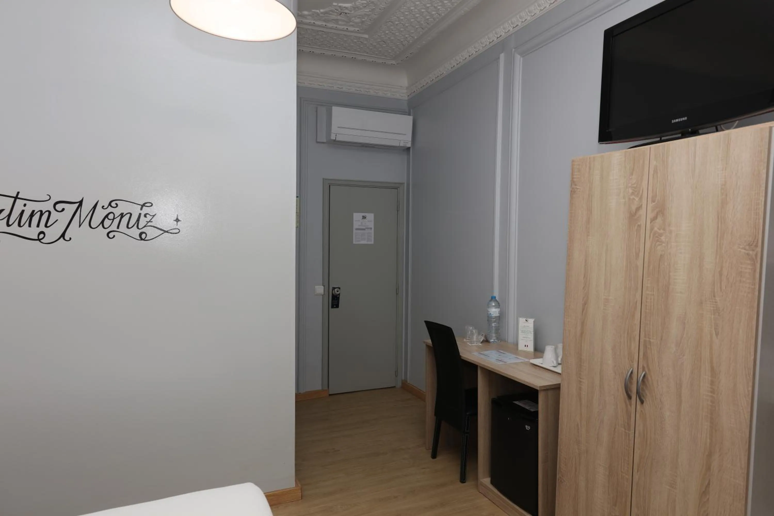 TV and multimedia in O Elétrico Guesthouse