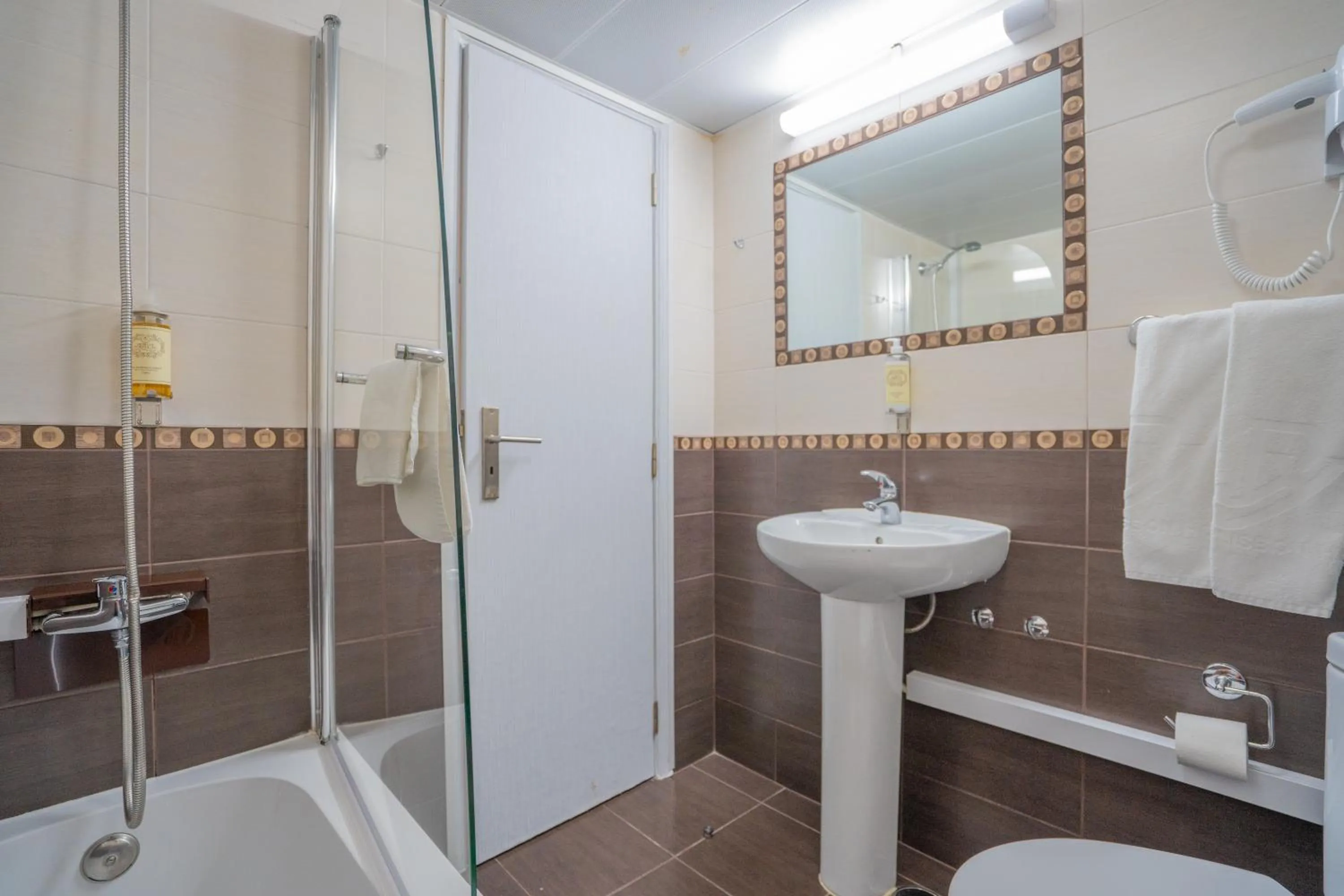 Bathroom in Dinya Lisbon Hotel