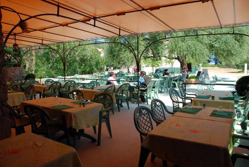 Restaurant/places to eat in Hôtel l'Alivu