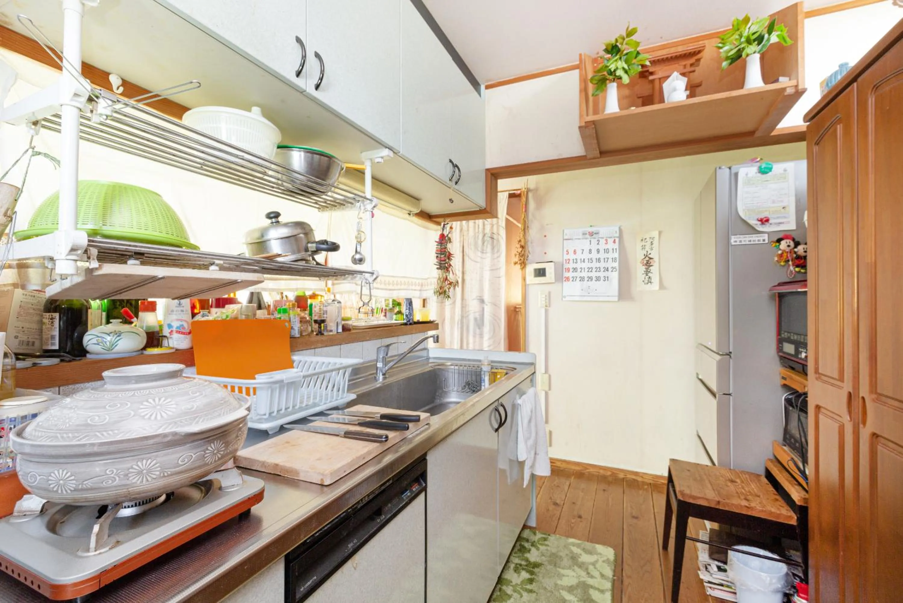 Communal kitchen in AbbeyRoad Inn Seika