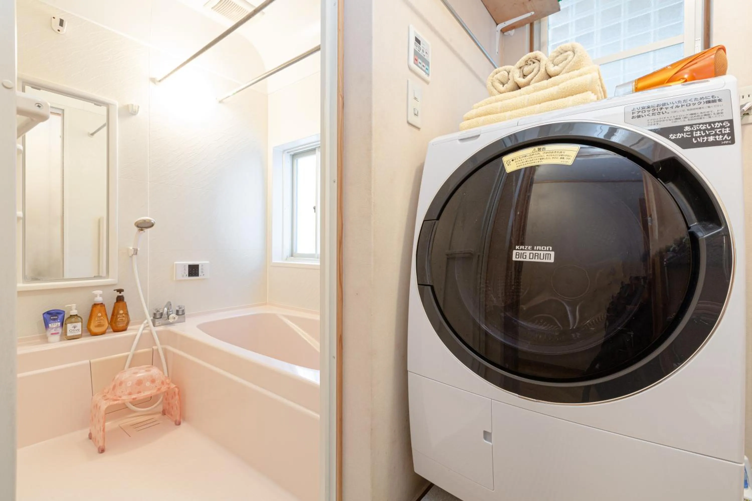 Shower in AbbeyRoad Inn Seika