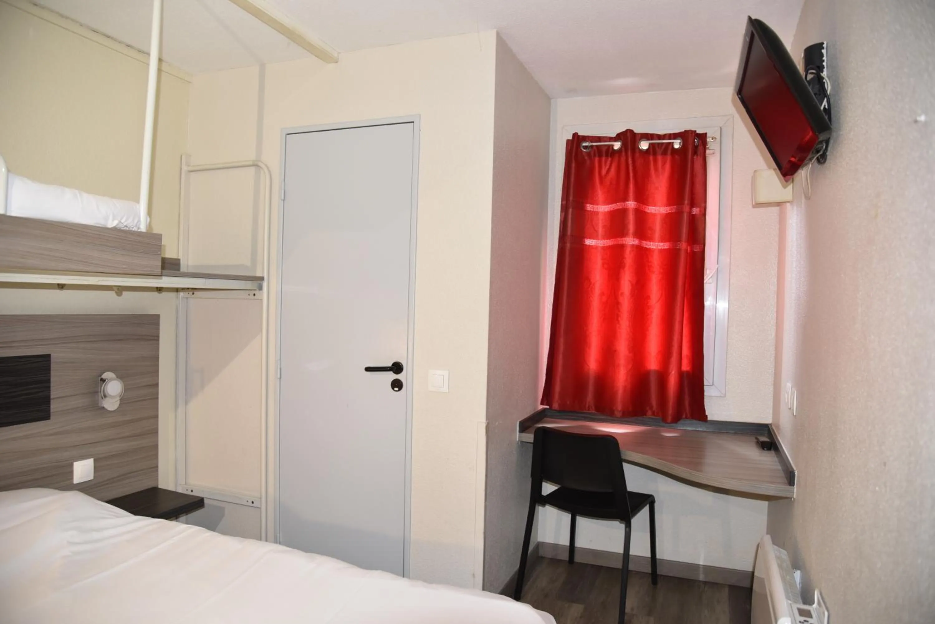 Photo of the whole room, Bed in Hotel du Triangle