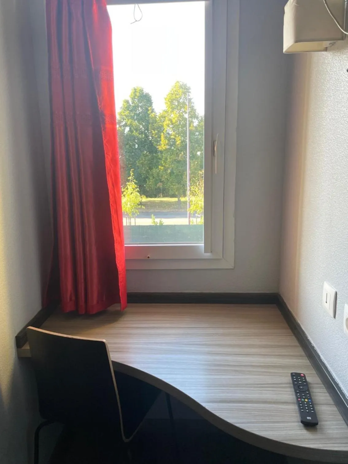 Photo of the whole room in Hotel du Triangle