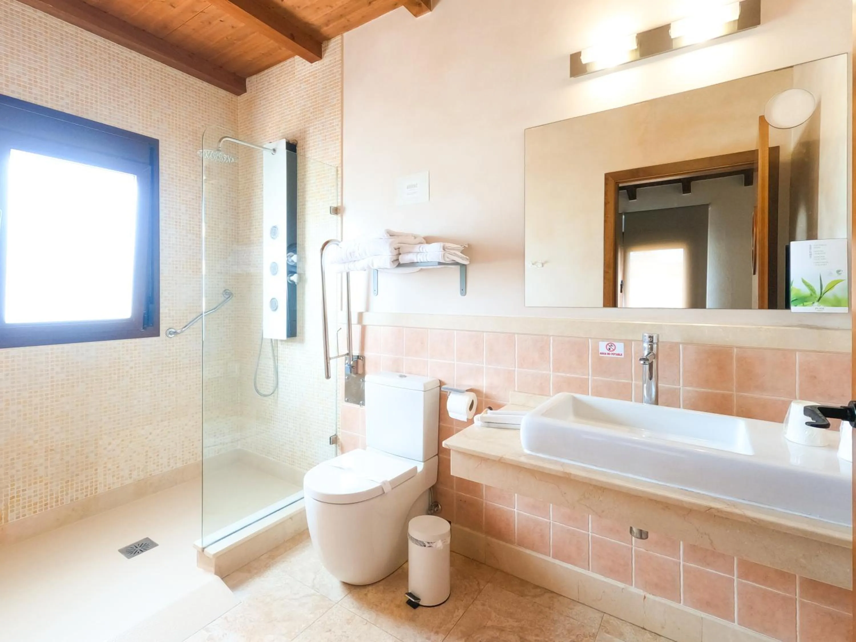 AROHAZ Hotel & Restaurante