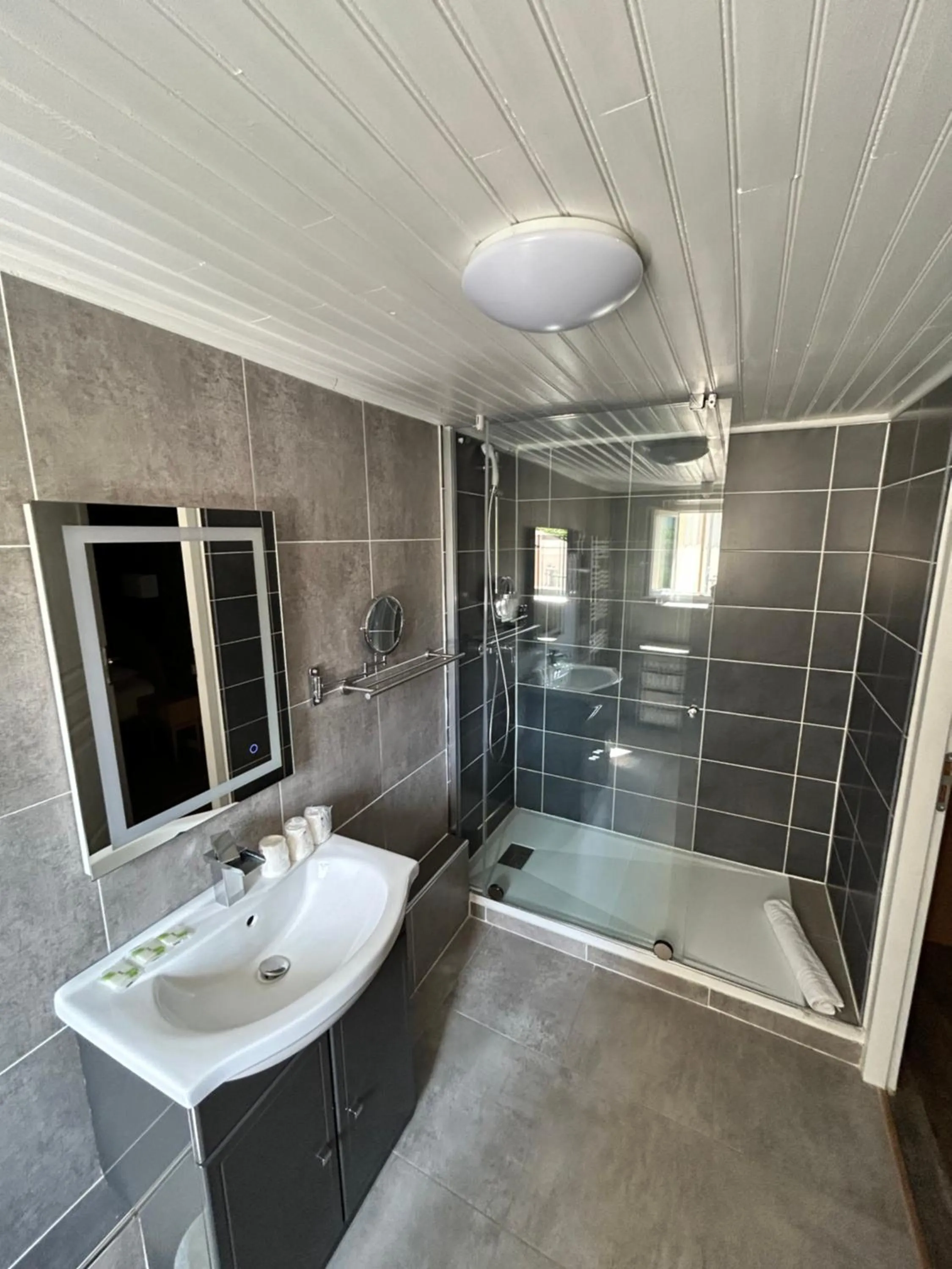 Shower in Hotel du Levant