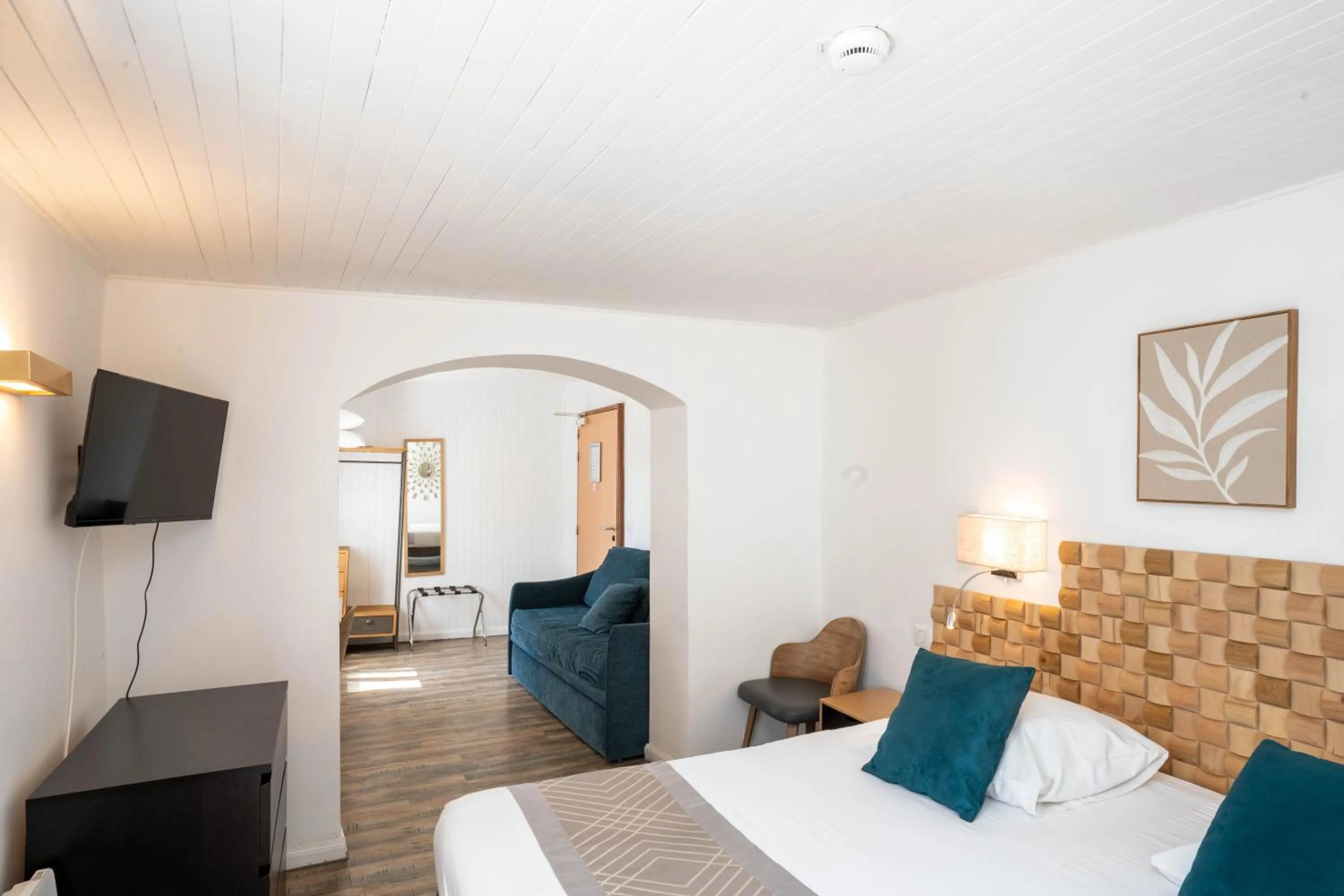 Communal lounge/ TV room, Bed in Hotel du Levant