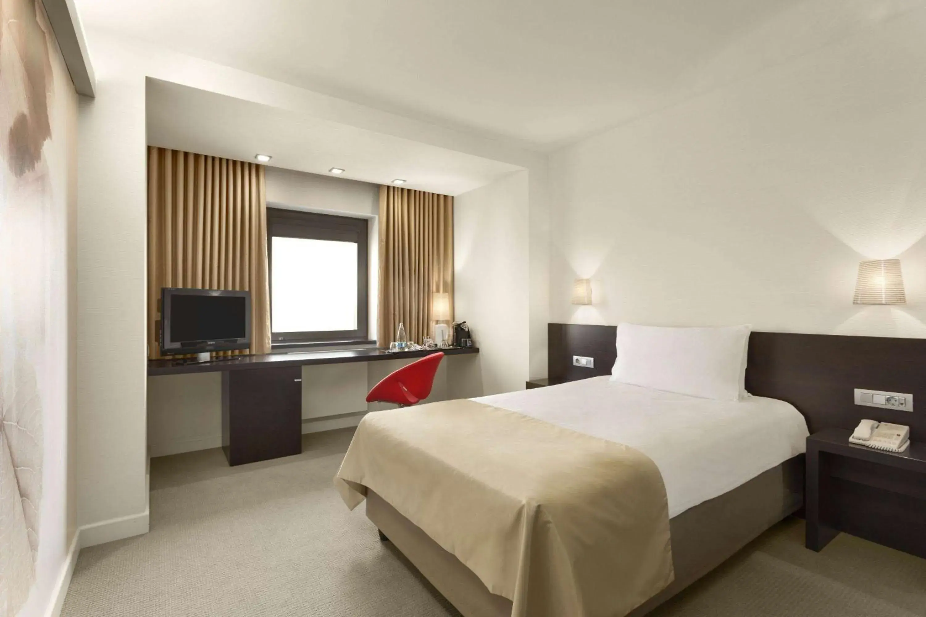 Accessible Room with One Single Bed,Non-Smoking - single occupancy in Ramada Plaza by Wyndham Bucharest Convention Center Accessible Room with One Single Bed,Non-Smoking - single occupancy in Ramada Plaza by Wyndham Bucharest Convention Center