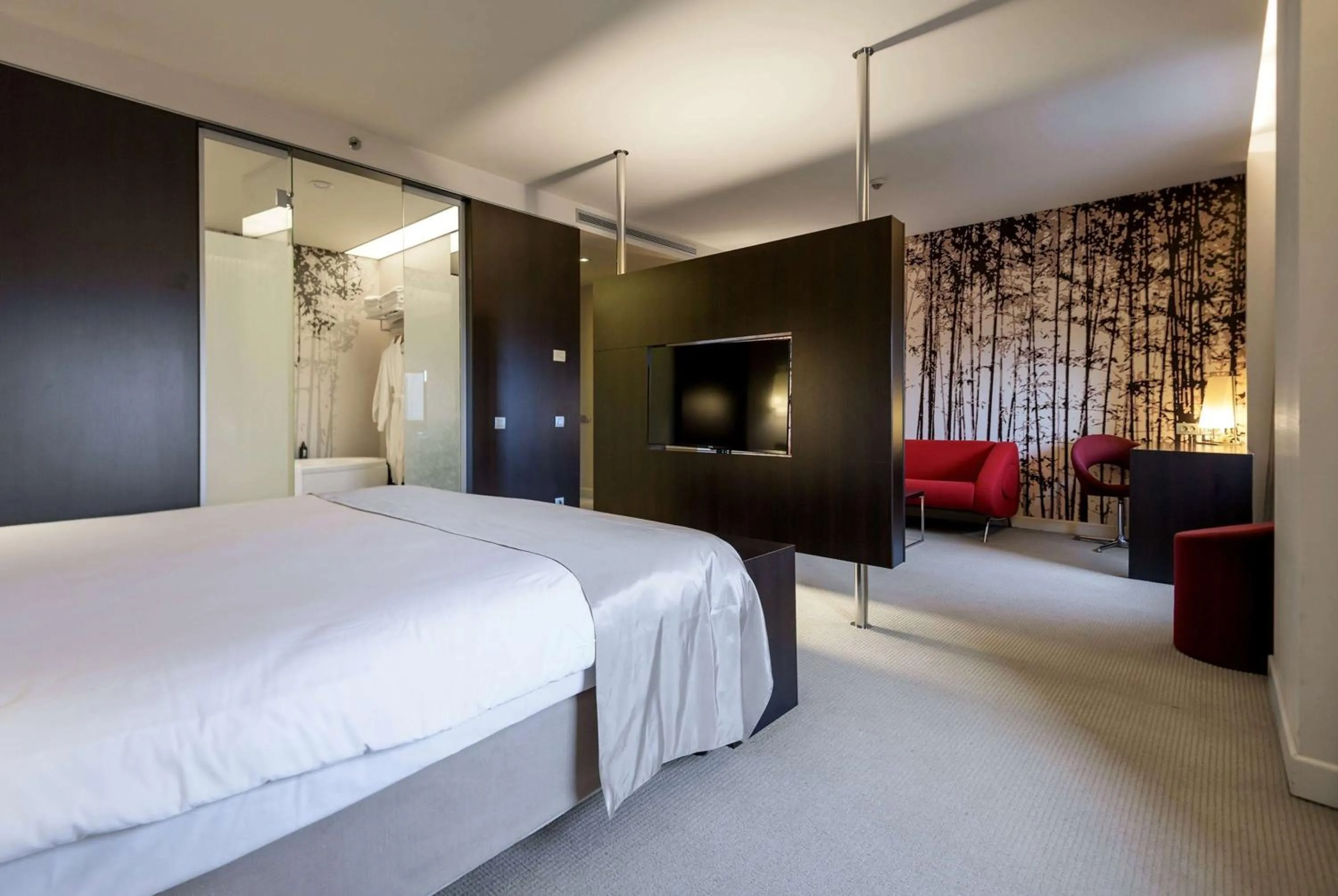 Photo of the whole room, Bed in Ramada Plaza by Wyndham Bucharest Convention Center