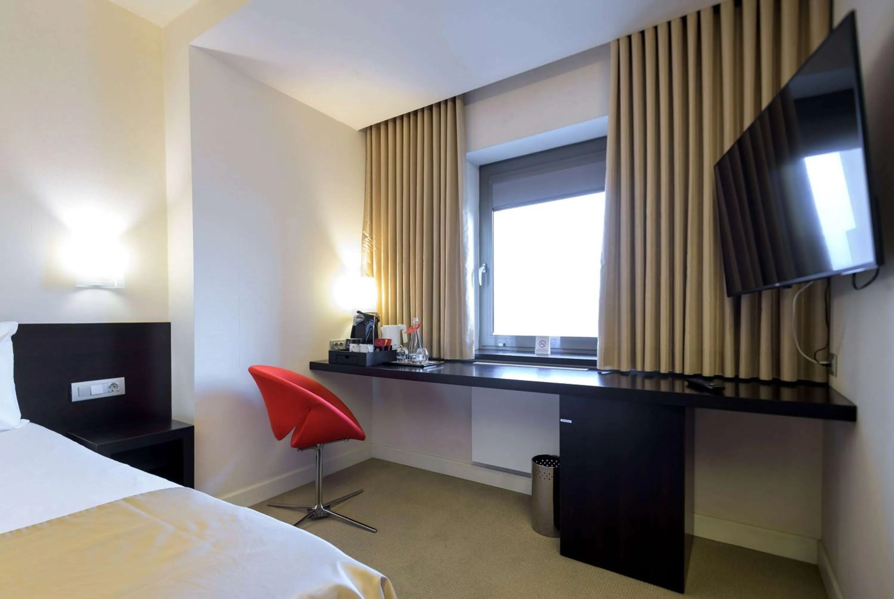 Photo of the whole room, Bed in Ramada Plaza by Wyndham Bucharest Convention Center