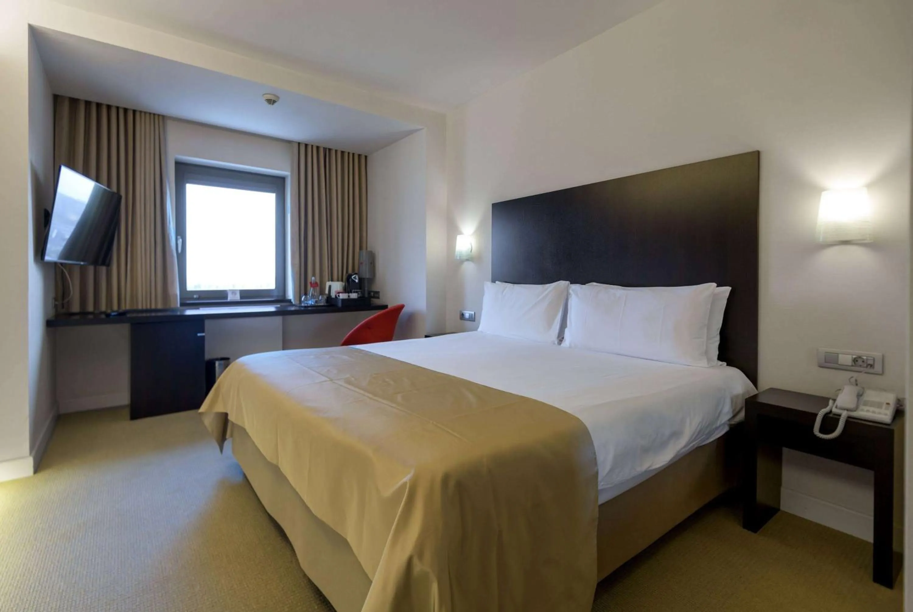 Photo of the whole room, Bed in Ramada Plaza by Wyndham Bucharest Convention Center